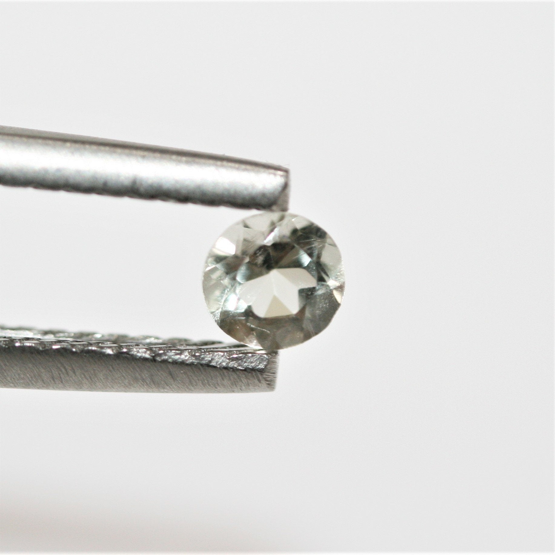 Lot de 20 pierres rondes à facettes de prasiolite de 4 mm.