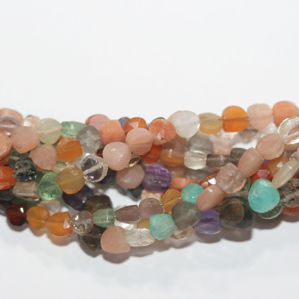 Perles en forme de cœur, serties de pierres multicolores, de 8 à 10 mm environ. Longueur du fil : 20 cm. Réf. 15010