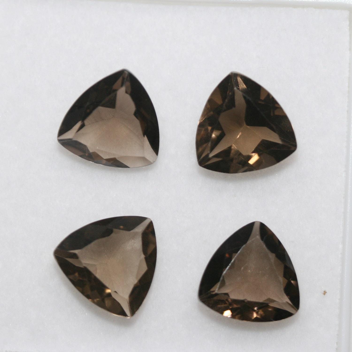 Lot de 4 pierres de quartz fumé facettées en forme de trillion de 10 mm.