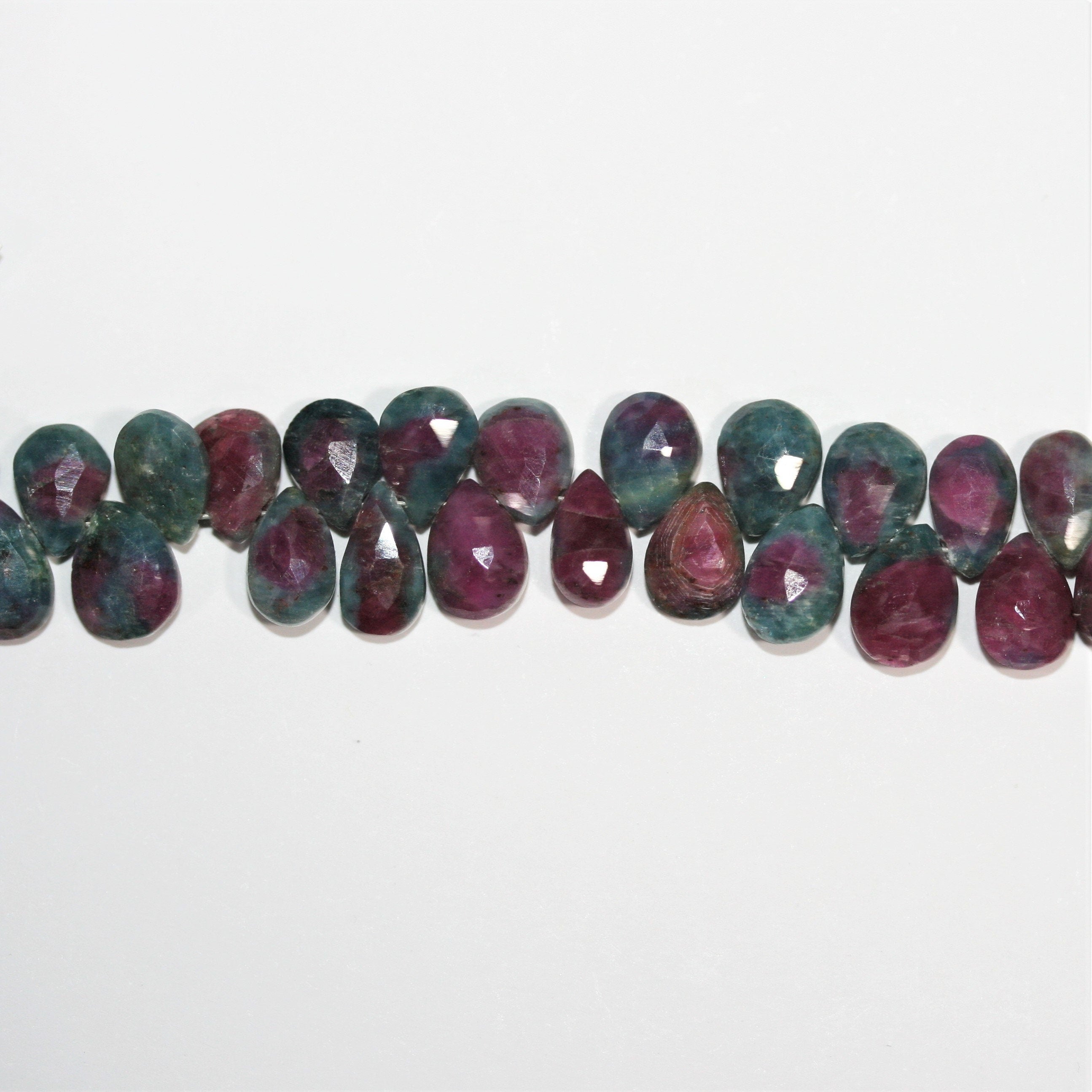 Perles en zoïsite rubis St à facettes en forme de goutte, 8 x 6 mm, brin de 20 cm.