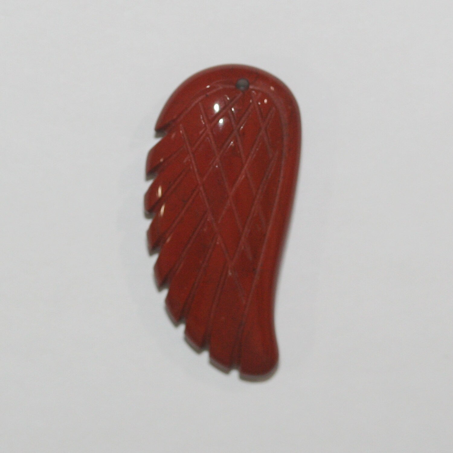 Pendentif aile en jaspe rouge 35x17mm.