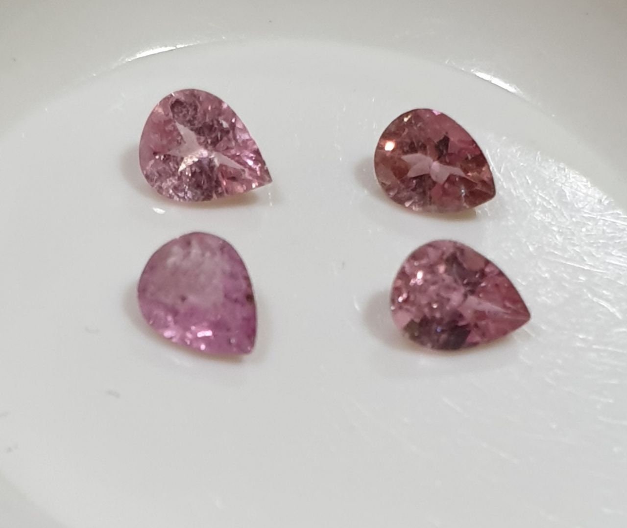 Lot de tourmalines roses facettées en forme de goutte 5x4mm (4 pièces) - Pierres précieuses en vrac - Prix de gros - Gemmes naturelles