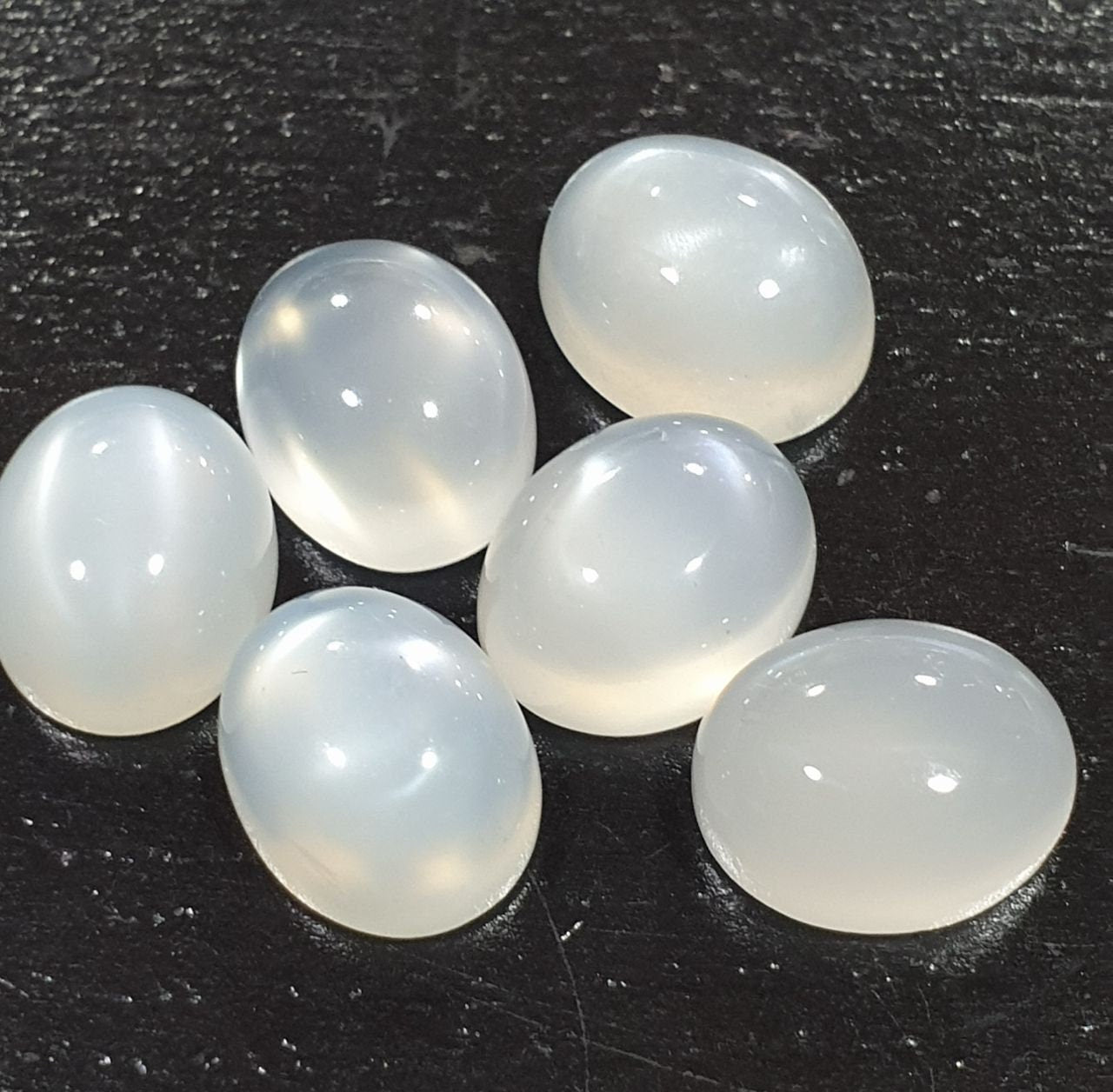 Lote de 6 cabujones ovalados de piedra lunar blanca de 11 x 9 mm. (6 uds.)
