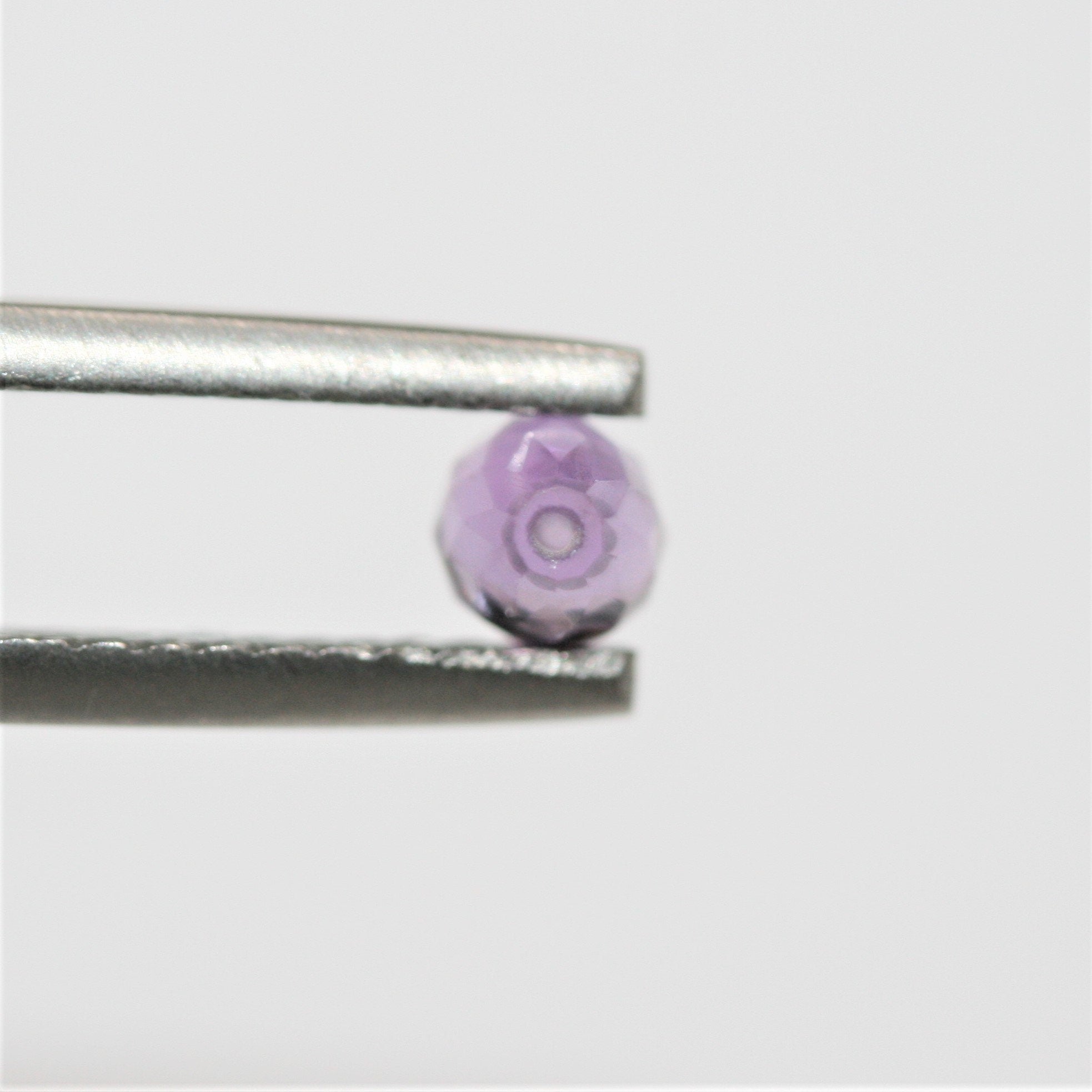 Lote de 10 gotas facetadas de amatista perforadas a la mitad, 5 x 4 mm.