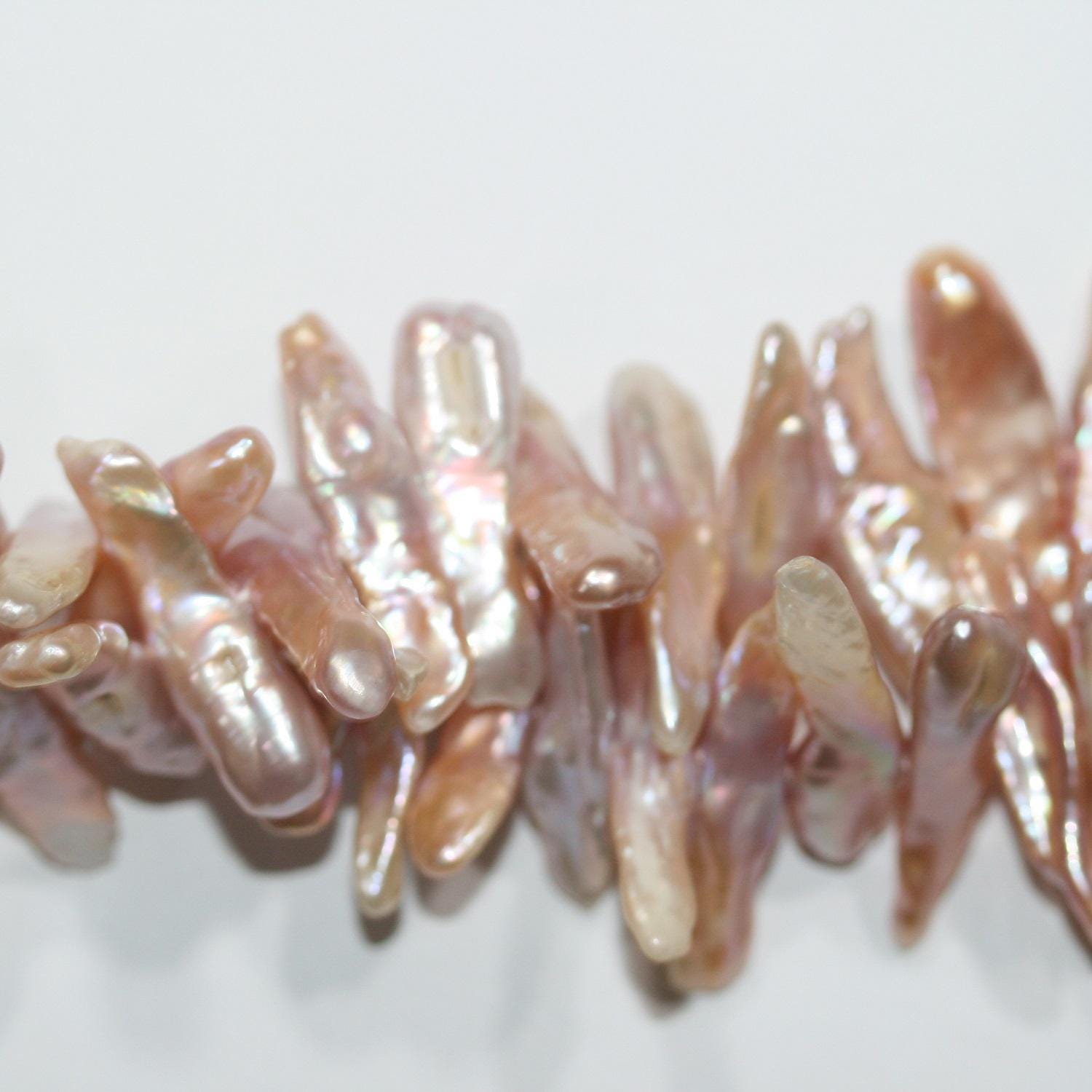 Perles de nacre d'eau douce Biwas saumon, 40 cm environ, 35 x 8 mm. Longueur du fil : 40 cm. Perles naturelles à prix de gros.