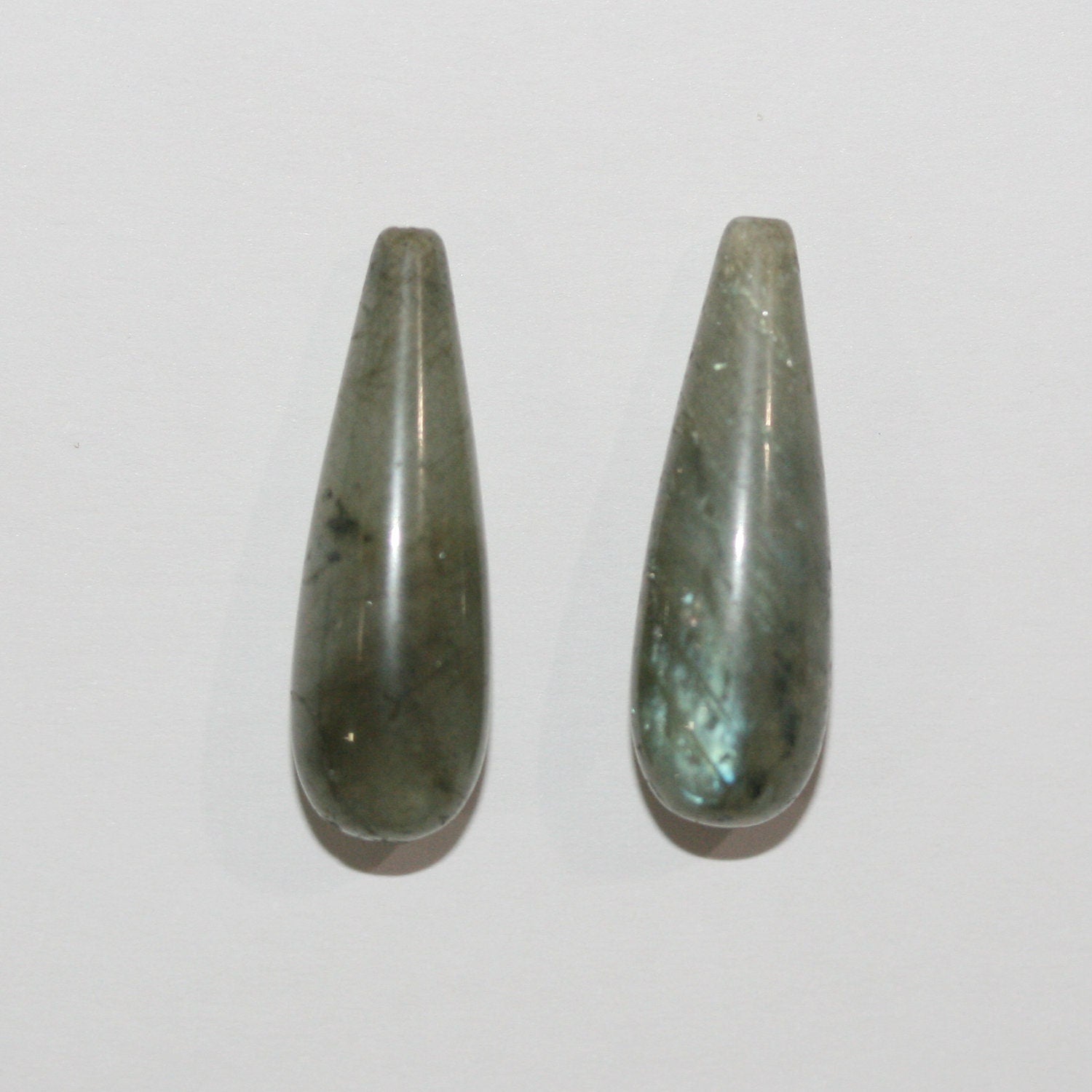 Labradorite demi-percée, forme goutte lisse, 23 x 7 mm. (1 paire)