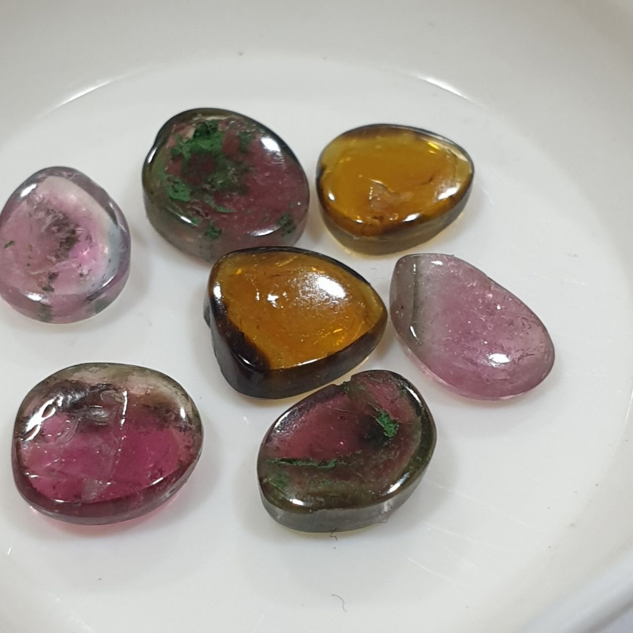 Lot de 7 tourmalines multicolores, cabochons plats de taille et de forme libres, pierres non traitées - Fournisseur de pierres précieuses en gros pour le bricolage - Pierres authentiques