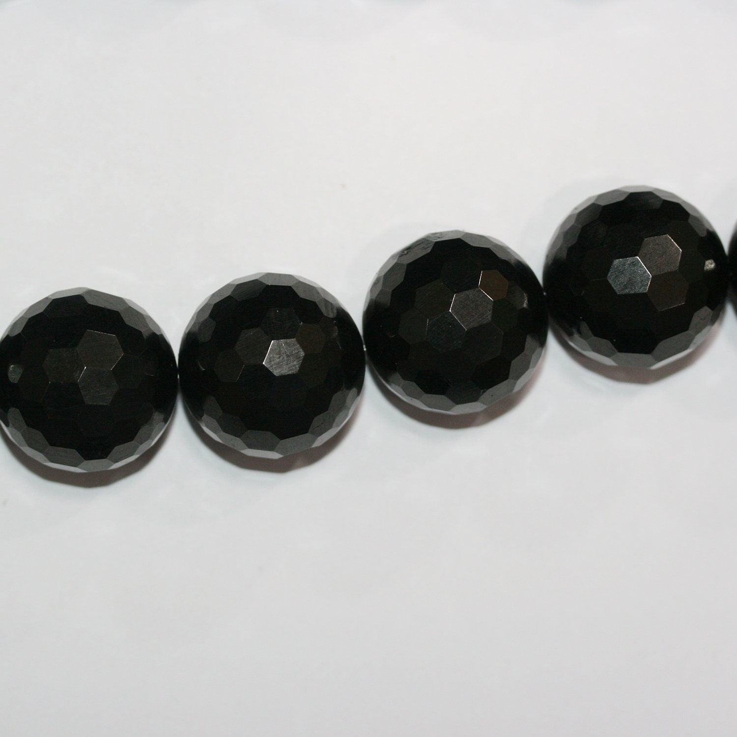 Brin de perles rondes à facettes en lignite naturelle de 20 mm - Longueur : 40 cm