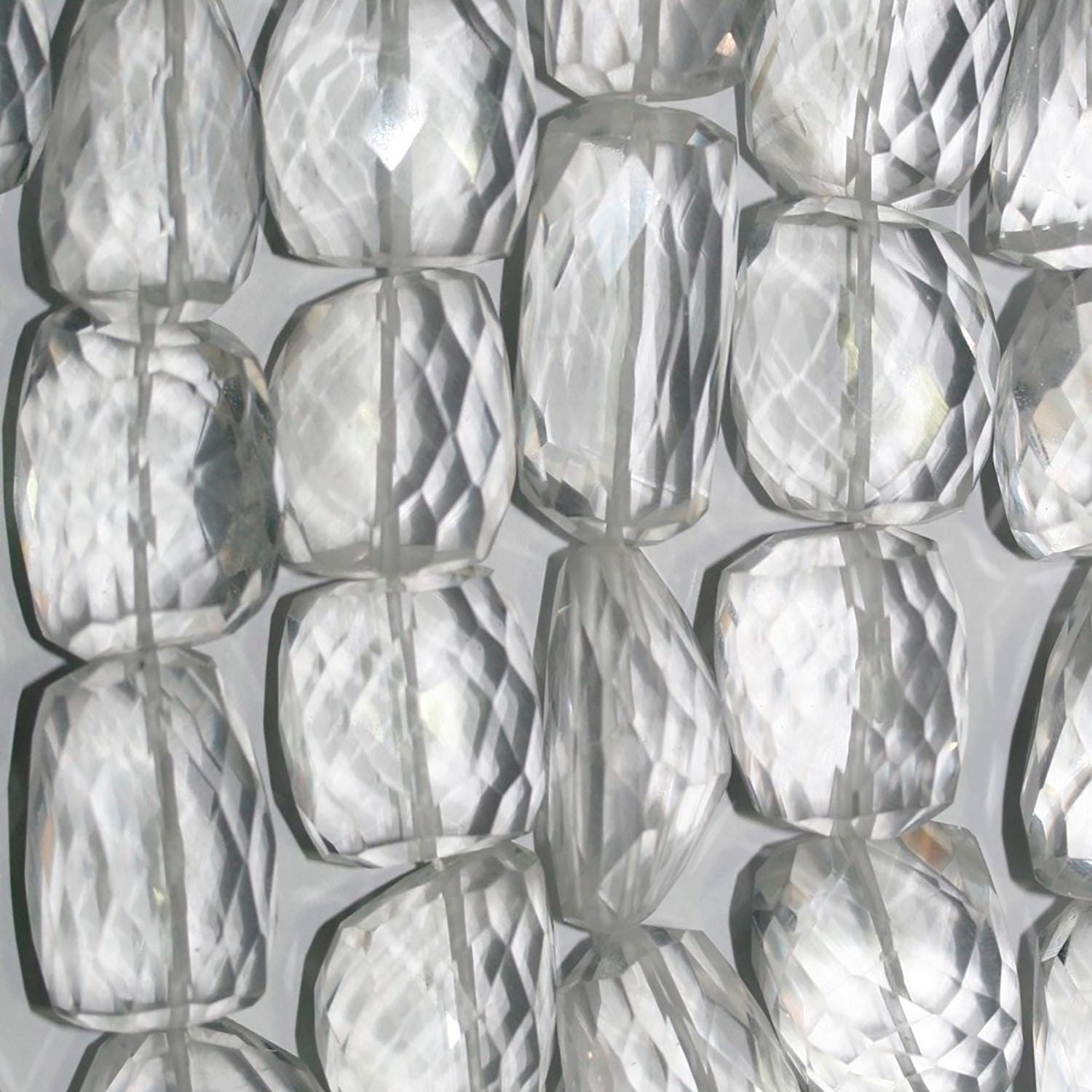 Perles de quartz cristal de roche facettées en forme de pépites, 18-23 mm environ, longueur du fil : 37 cm.