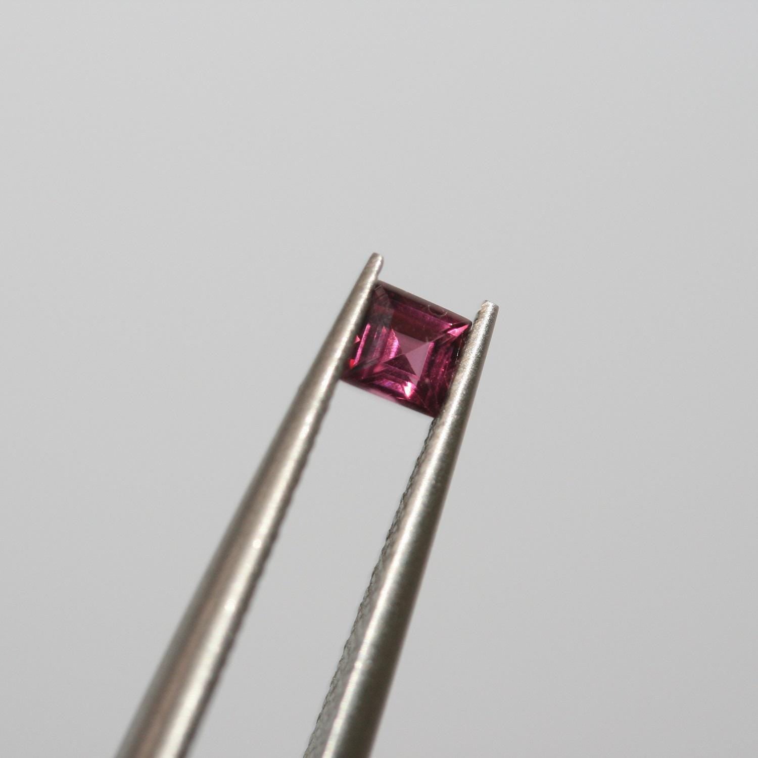 Lot de grenats rhodolites à facettes carrées de 3 mm (5 ct)
