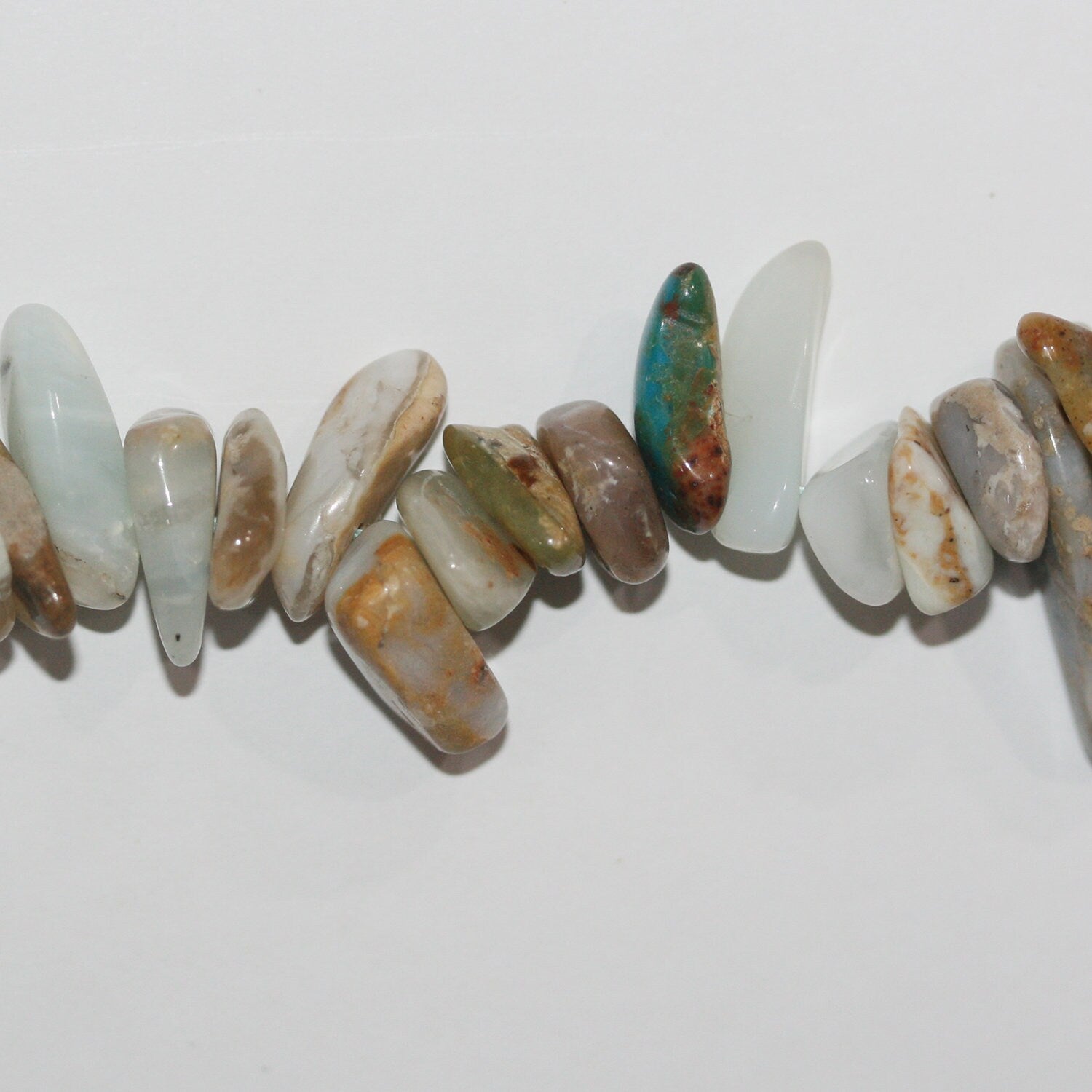 Cuentas lisas de ópalo peruano de 16", 10-14 mm. Aprox. - Hilo de 40 cm.