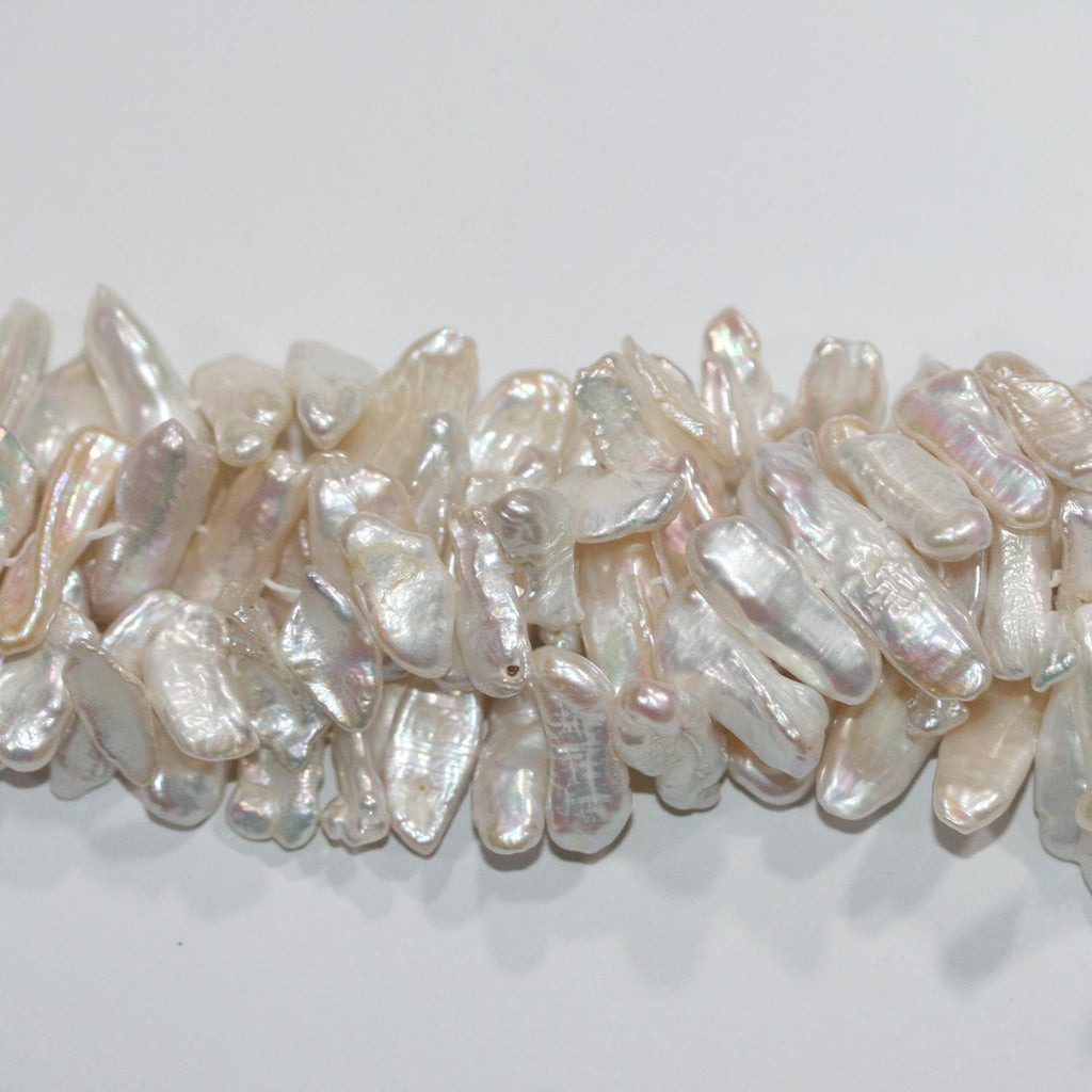 Perles de perles d'eau douce blanches Biwas St 16" (environ 40 cm), 26 x 8 mm. Longueur du fil : 40 cm. Réf. 14778. Perles naturelles à prix de gros.