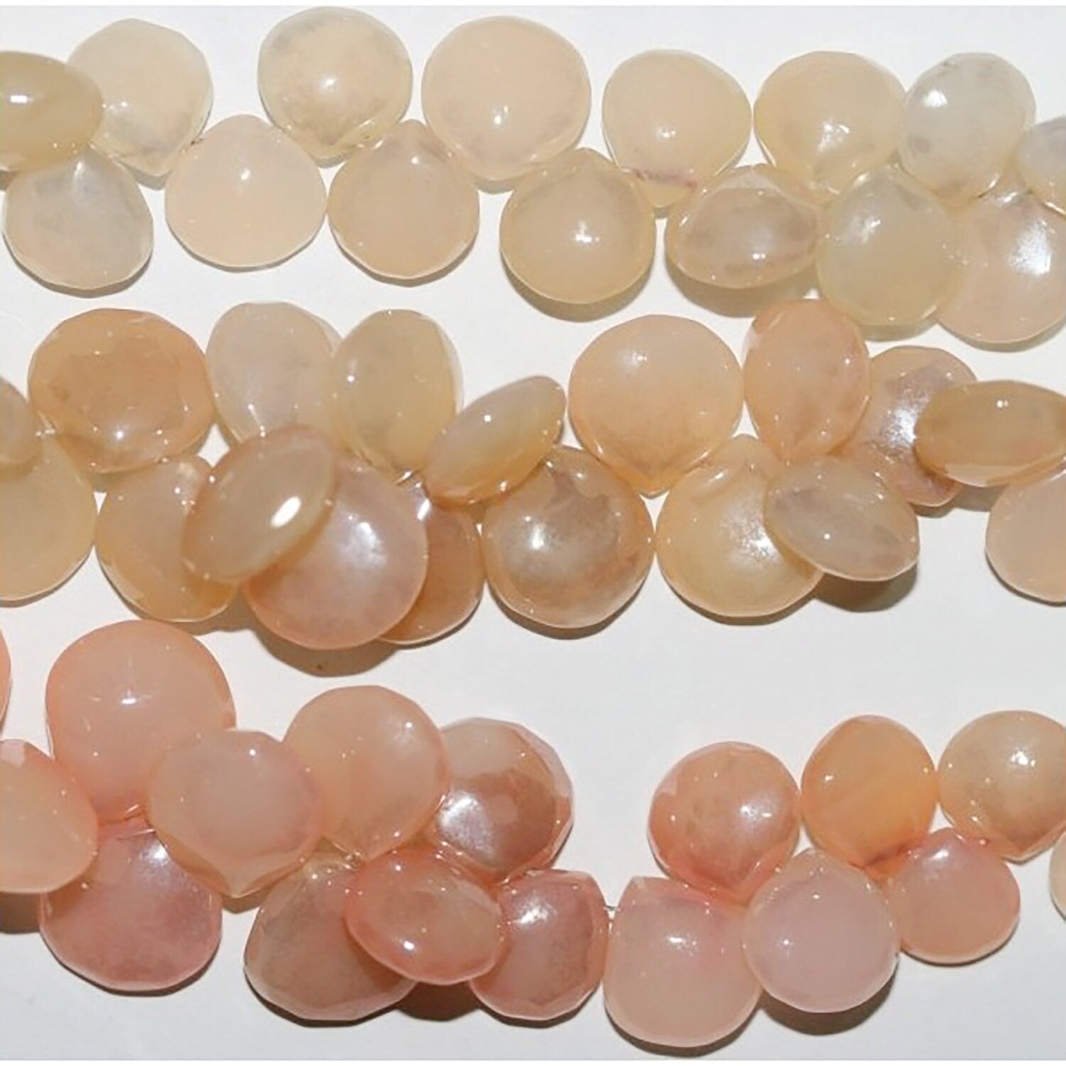 Perles en calchédoine rose St de 20 cm (8 pouces), à facettes lisses et graduées, de 8 à 15 mm environ. Longueur du fil : 20 mm.