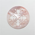 Pendentif fleur en nacre rose 30 mm.