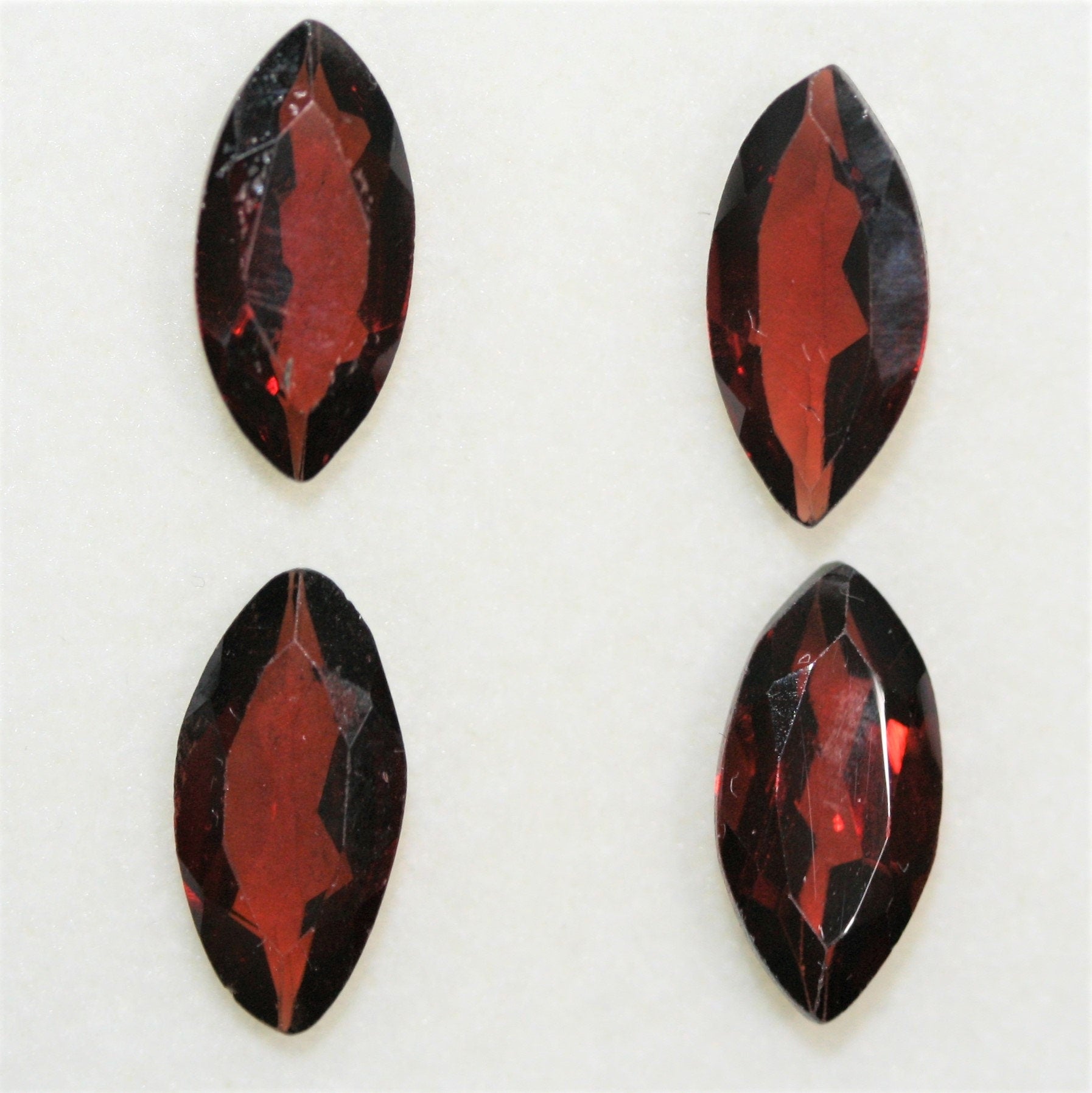 Lote de 4 Granates Marqués Facetados de 12 x 6 mm. (4 piezas)