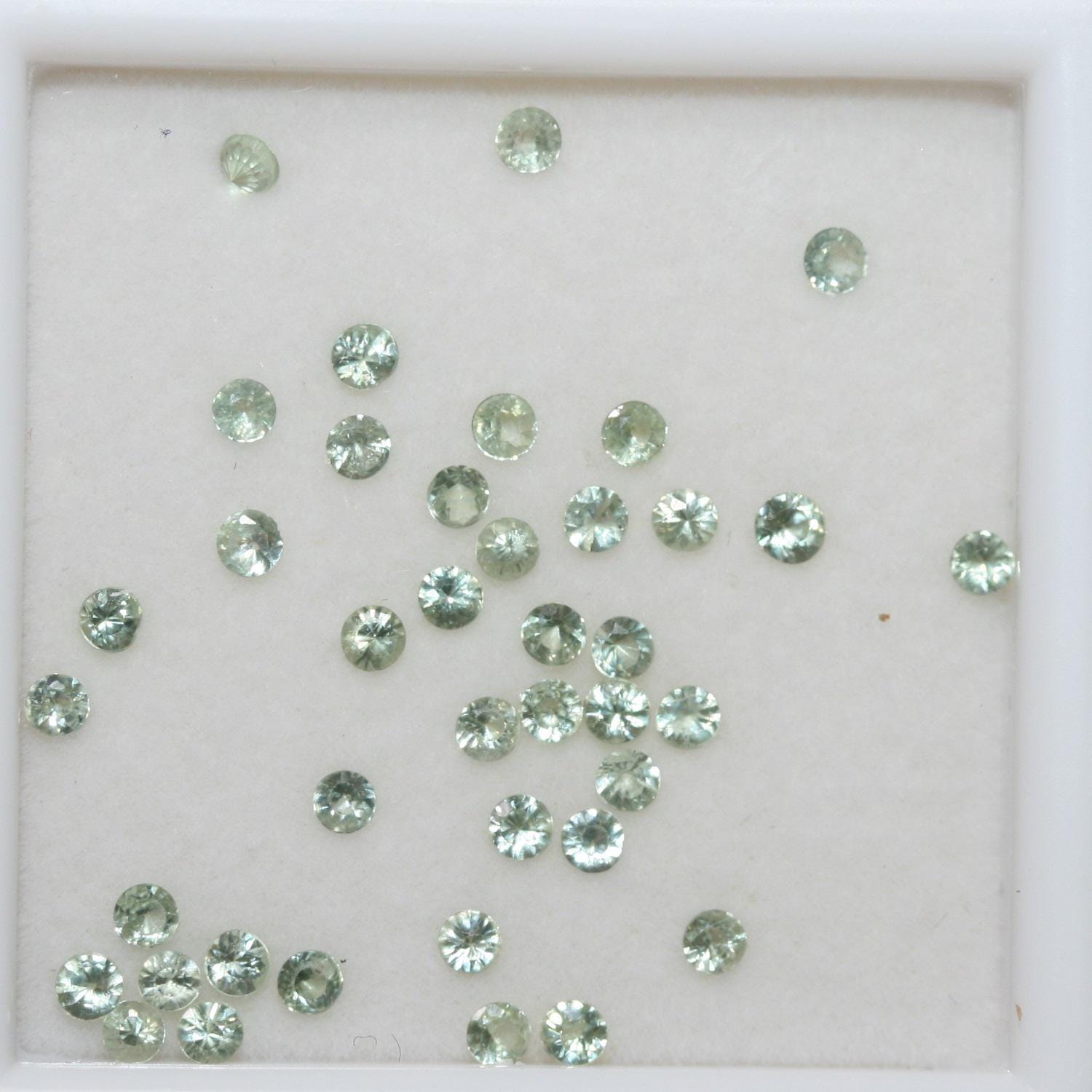 Lote de zafiro verde redondo facetado de 2 mm. Aprox. 2 quilates.