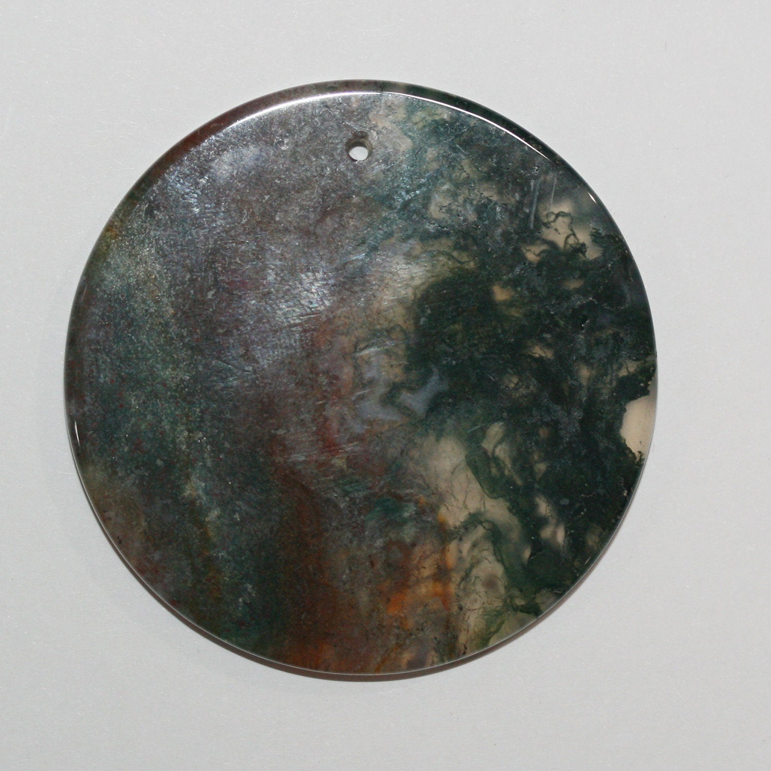 Pendentif rond lisse en agate mousse, 47-57 mm environ (1 pièce).
