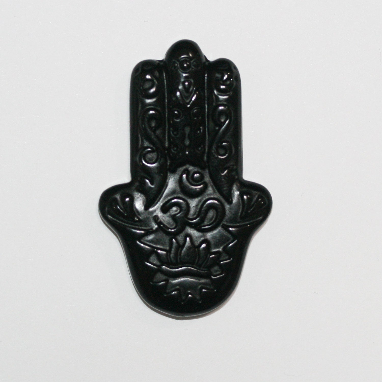 Pendentif Fatima en obsidienne, 53 x 33 mm.