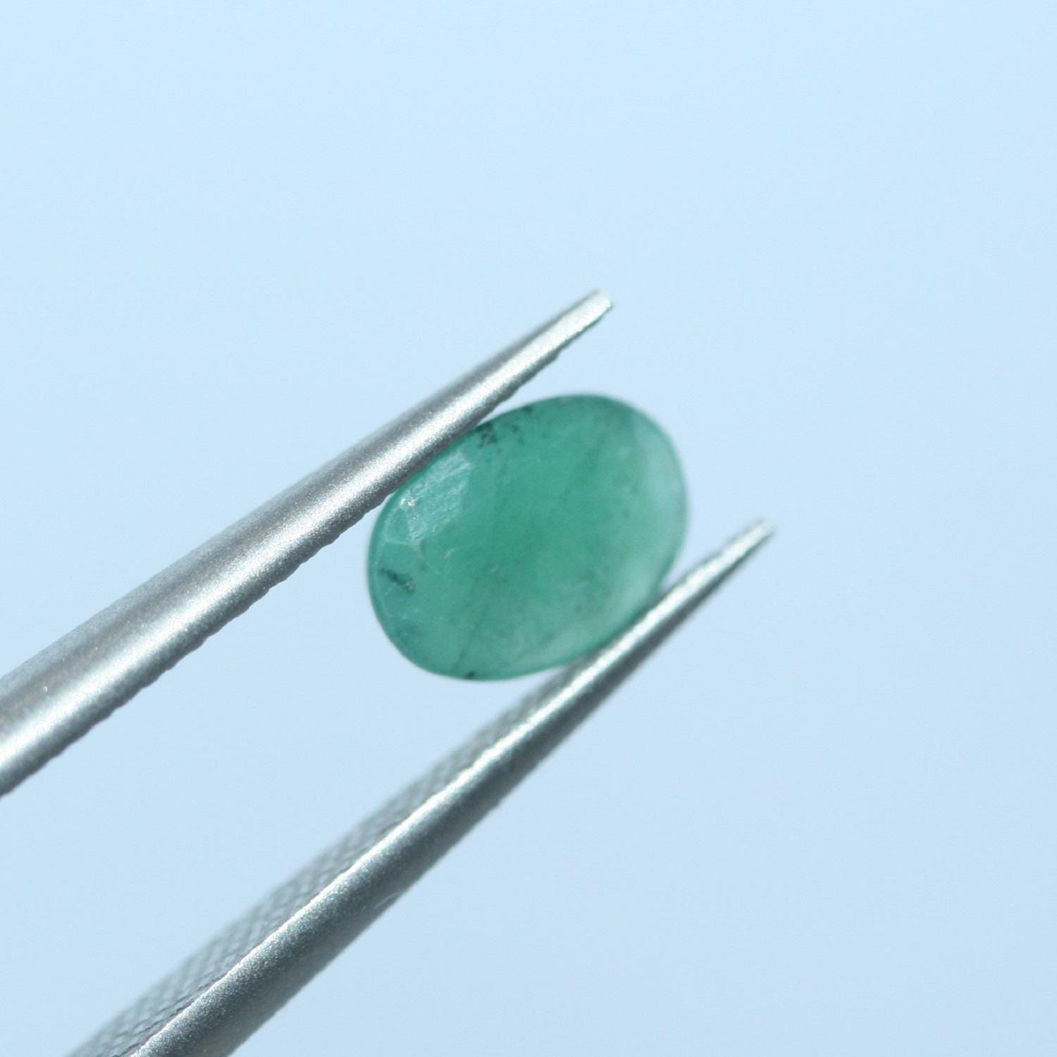 Lot de 8 émeraudes ovales à facettes 7x5mm.