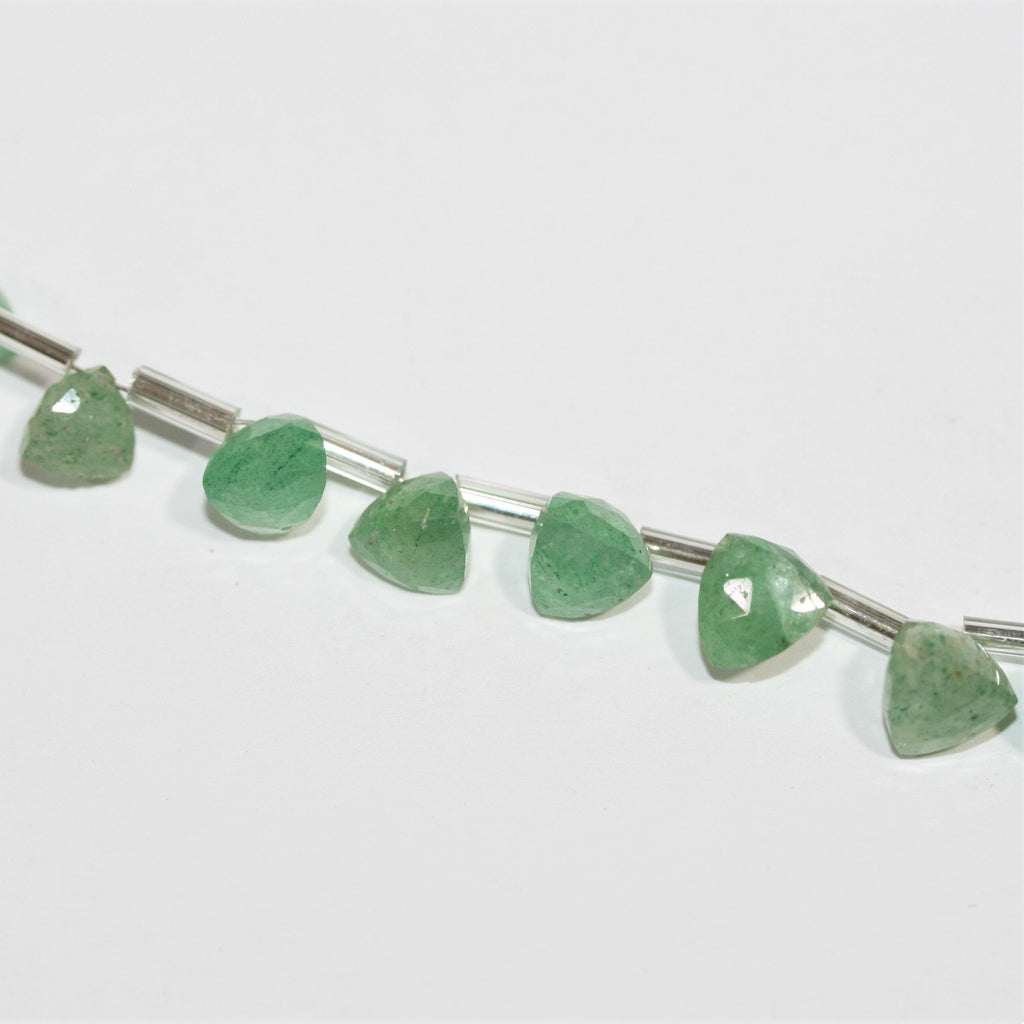 Cuentas triangulares facetadas de Santa Aventurina de 7" de 7-8 mm - Hilo de 19 cm.