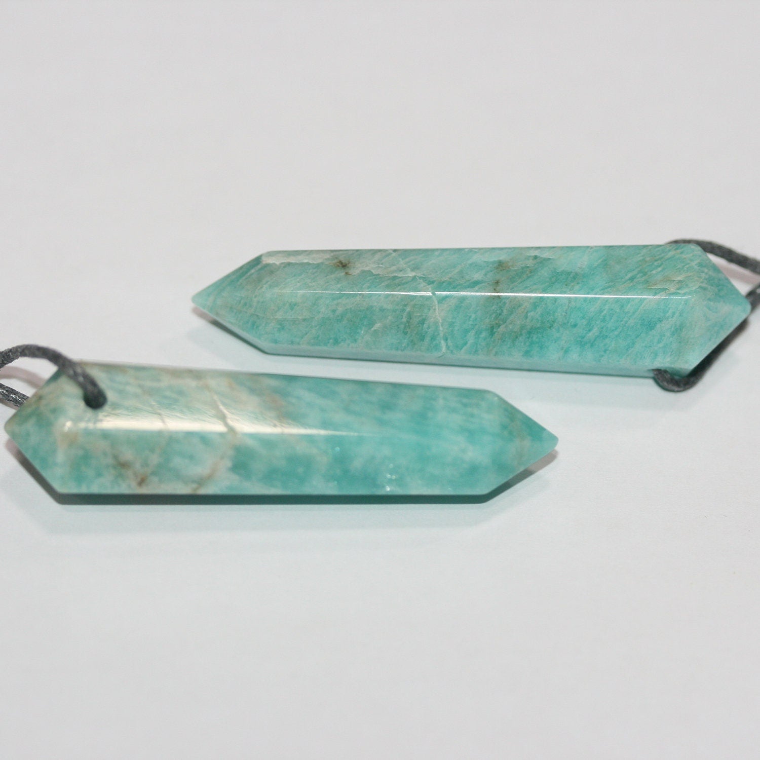 Pendentif en amazonite russe à facettes en forme de pointe, 55 x 12 mm environ.