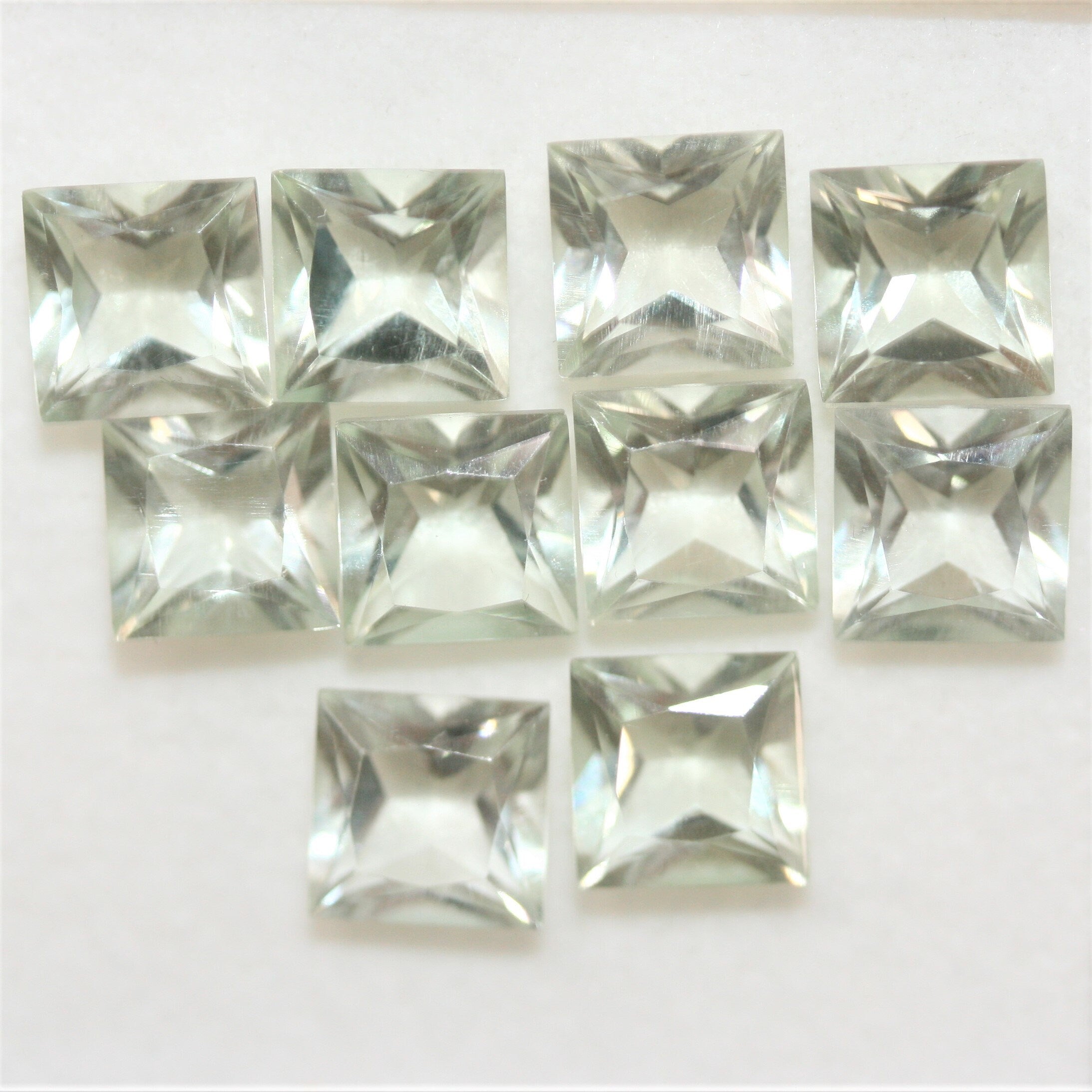 Lot de 10 pierres carrées à facettes de prasiolite de 7 mm.