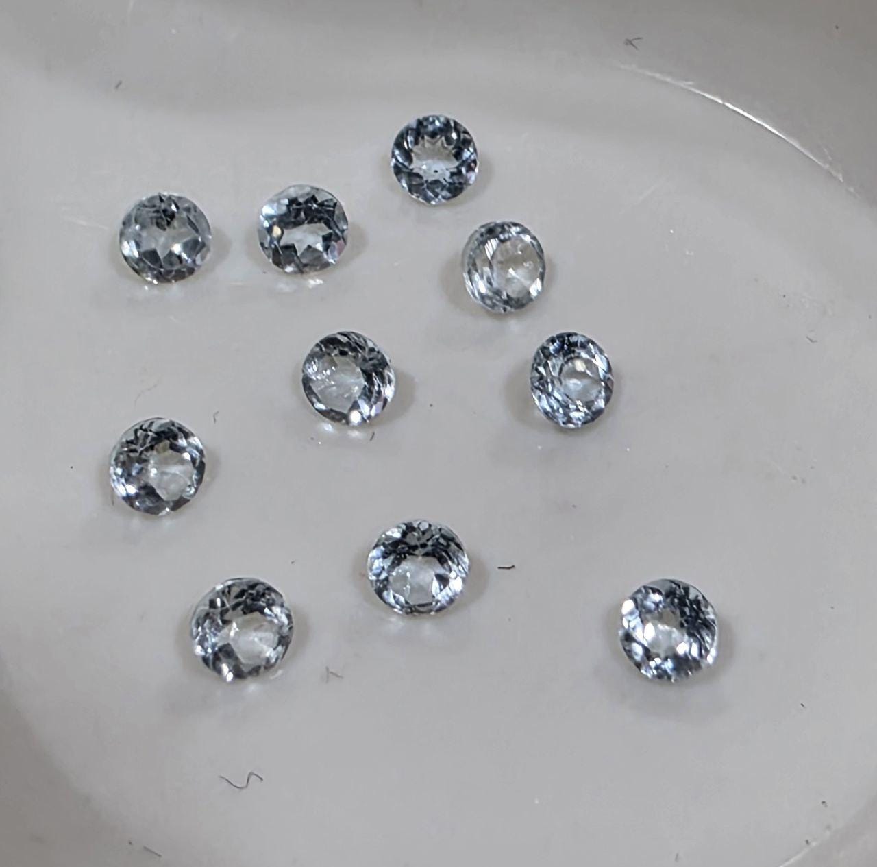 Lote de 10 aguamarinas naturales sin tratar de 2,5 mm, color azul auténtico, talla brillante redonda, berilo de 2 mm, proveedor de joyas y gemas.