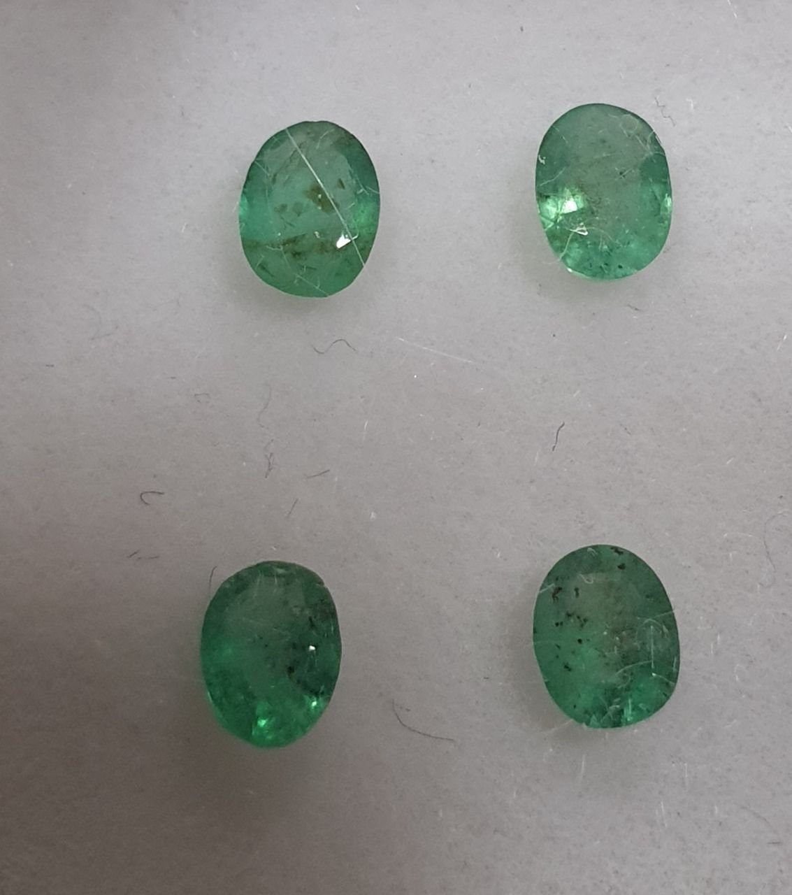 Lote de 4 esmeraldas ovaladas de 4 x 3 mm - Esmeraldas diminutas - Piedras preciosas naturales - Lote de esmeraldas africanas