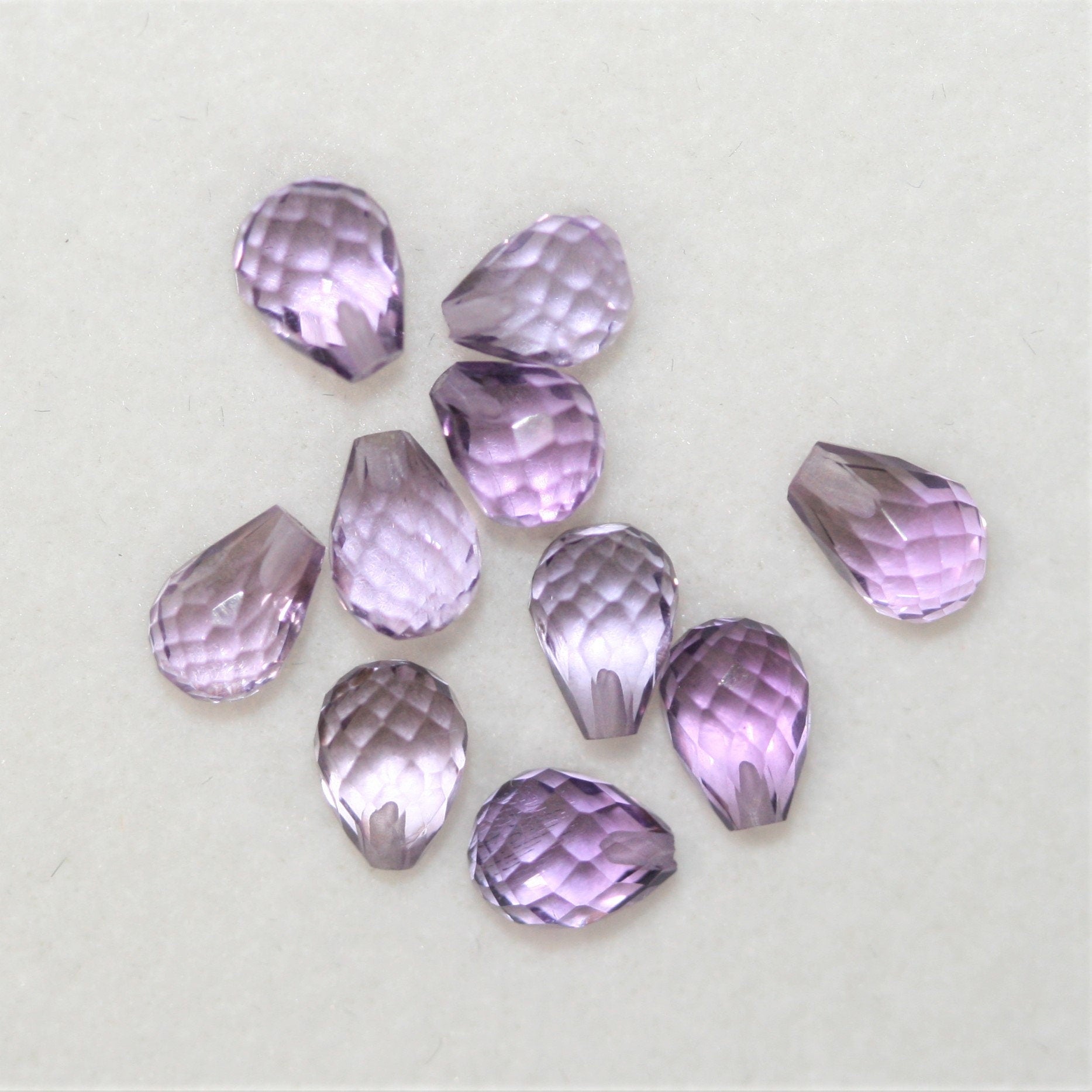 Lote de 10 gotas facetadas de amatista perforadas a la mitad, 5 x 4 mm.