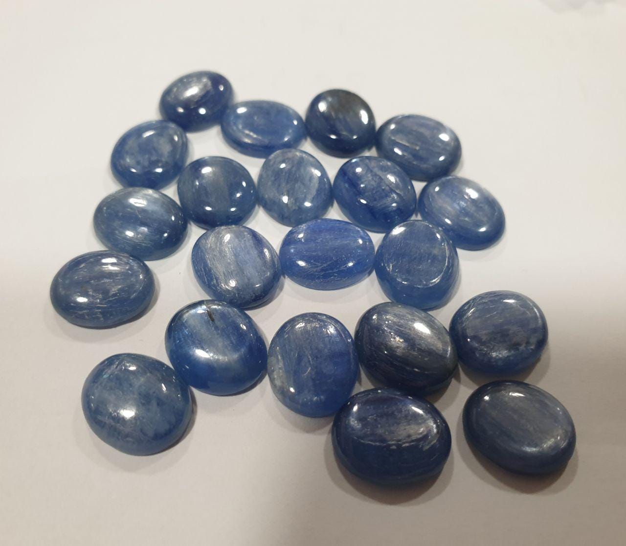 Lote de 6 cabujones ovalados de cianita de 12 x 10 mm. (6 uds.)