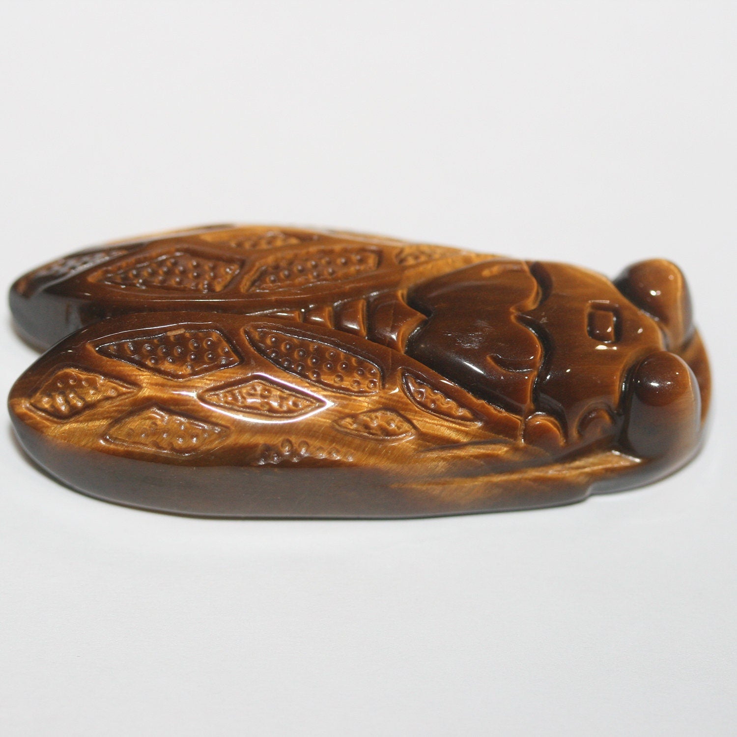 Pendentif mouche œil de tigre 49x22mm.