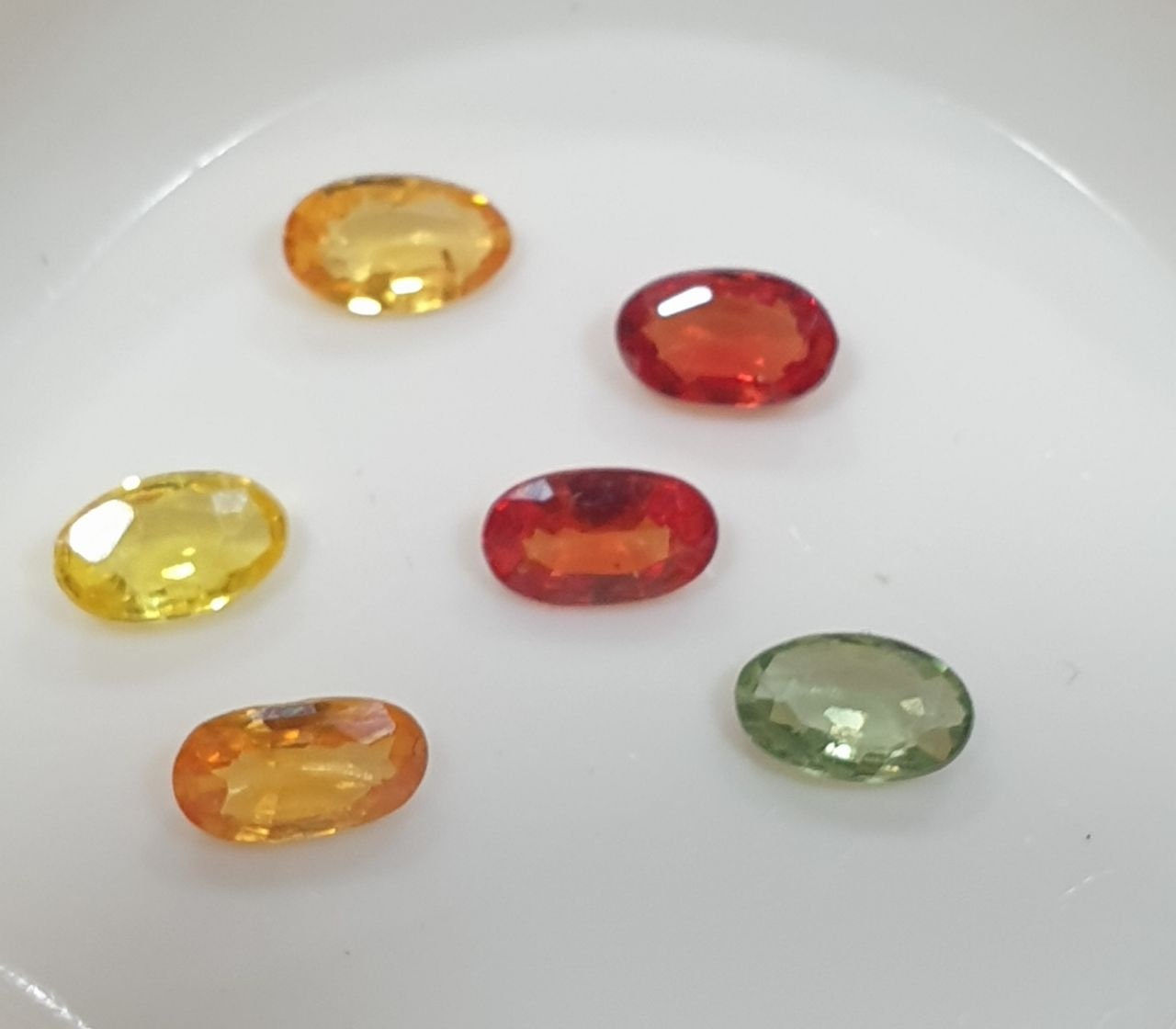 Lote de 6 zafiros multicolores ovalados facetados de 5 x 3 mm. - Paquetes de piedras preciosas - Piedras sueltas al por mayor - Gemas naturales