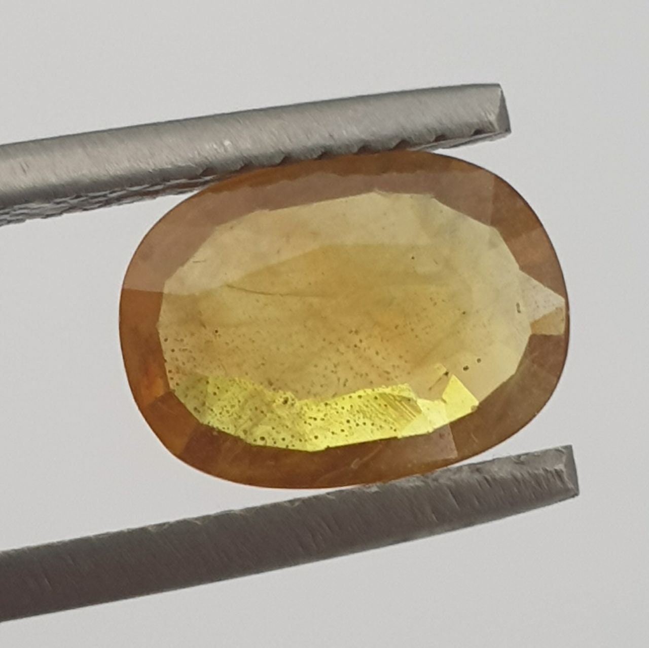 Zafiro amarillo natural de corte ovalado de 10 x 7,3 mm y 1,98 ct. Piedra preciosa natural de zafiro.