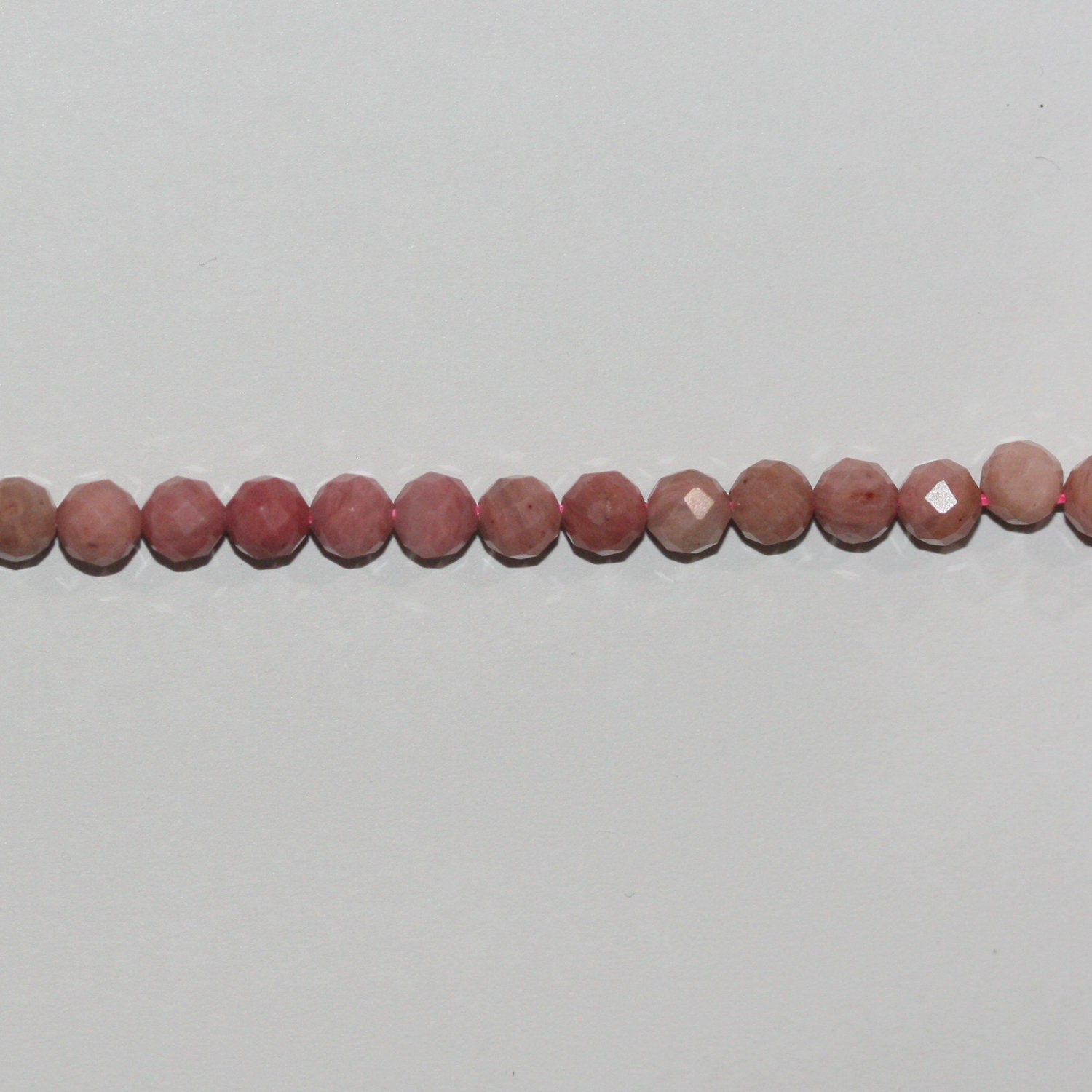 Perles rondes à facettes en rhodonite de 14 pouces, 4,5 mm - Fil de 38 cm.