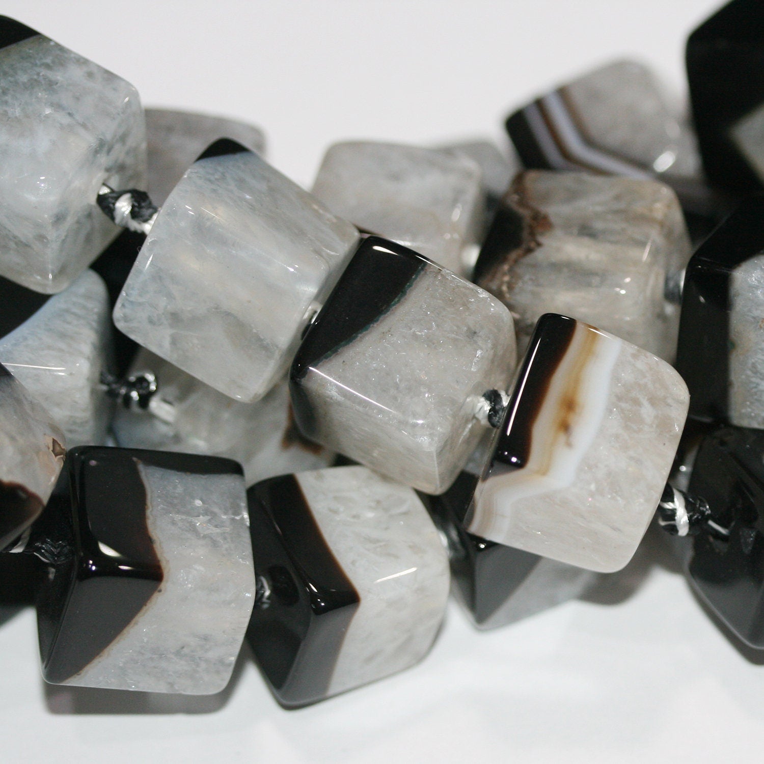 Perles cubiques lisses en onyx rayé St 15" 15 mm.-Rig 39 cm.