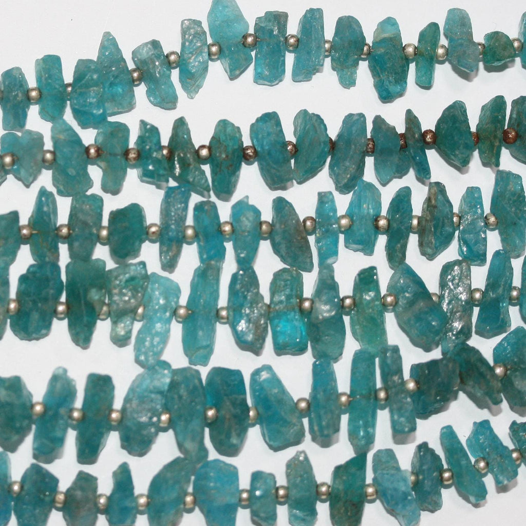 Cuentas de apatita azul sin pulir de 8" (5 x 12 mm). Hilo de 20 cm aprox.