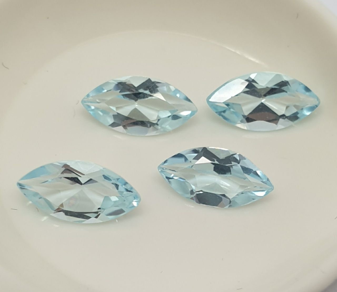 Lot de topazes bleu ciel facettées en forme de marquise 10x5mm.-(4 pièces).