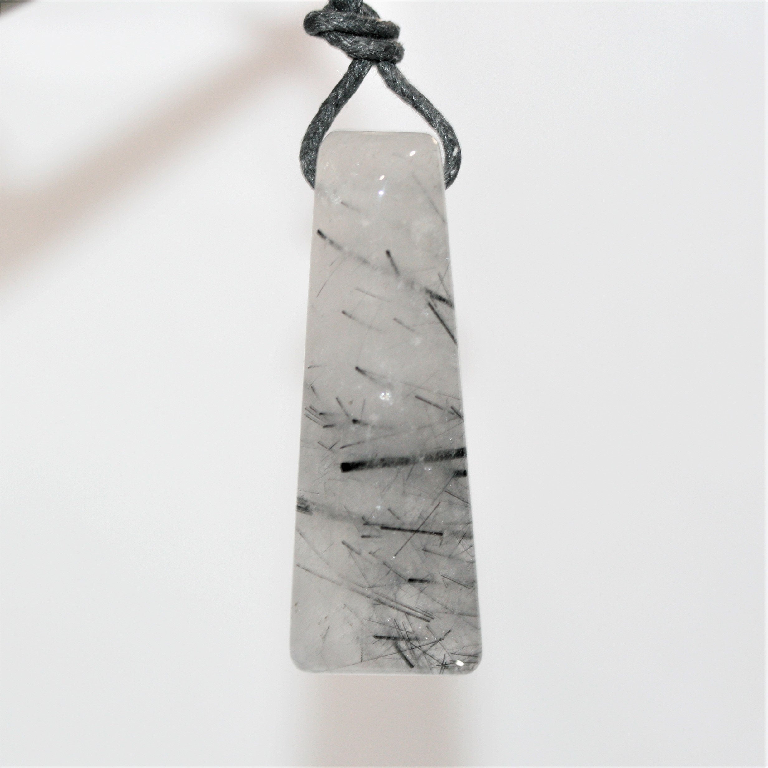 Pendentif rectangulaire en quartz tourmaliné, 45 x 17 mm environ (différentes tailles et styles disponibles).