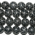 Perles rondes sculptées en jade 14 mm. - Fil de 130 cm environ.