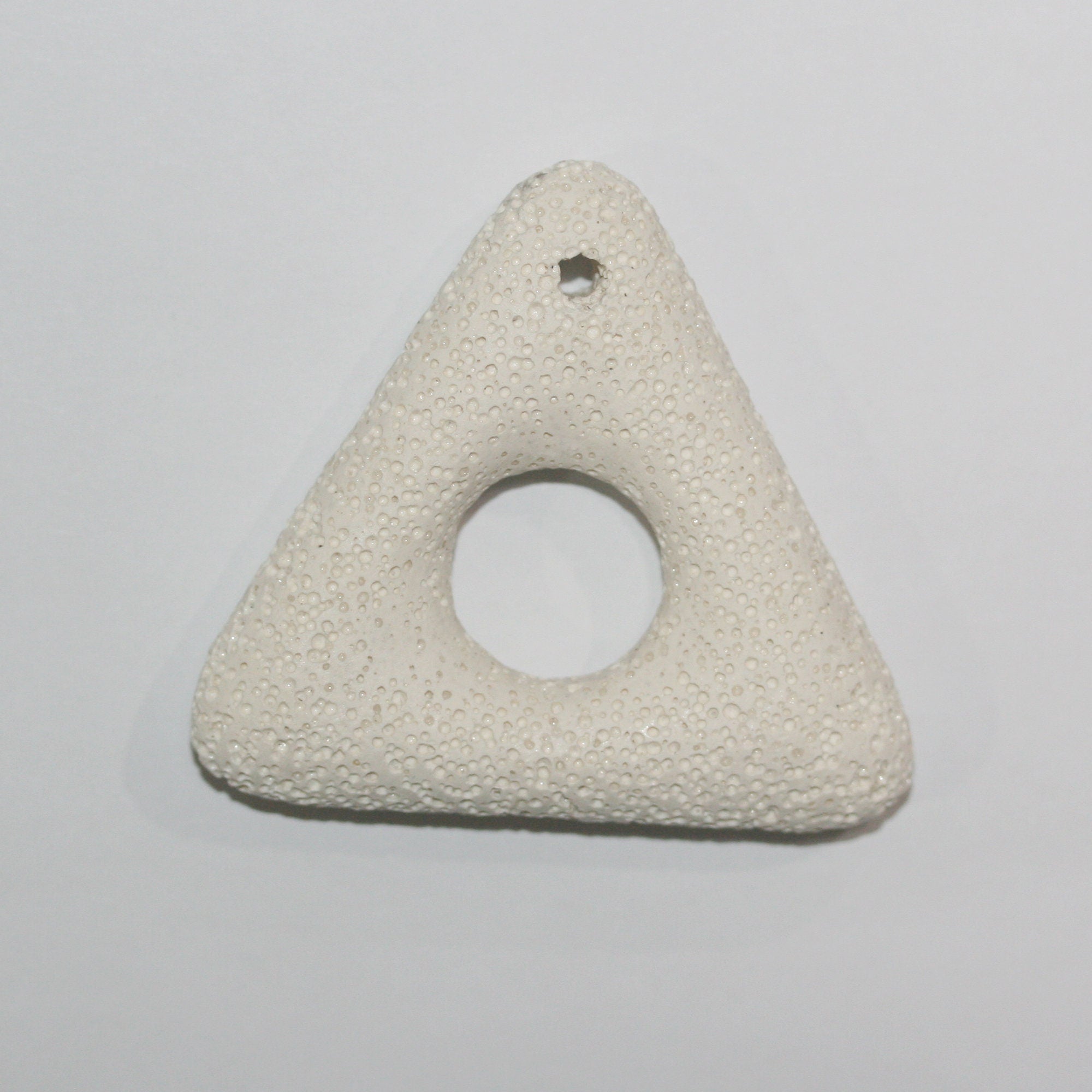 Colgante de Lava Blanca Triángulo 52mm.