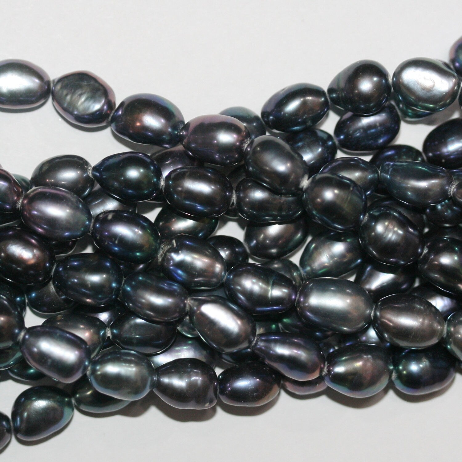Perles ovales noires d'eau douce, 15 pouces (environ 38 cm), 7-8 mm. Collier de 39 cm. Perles naturelles à prix de gros.