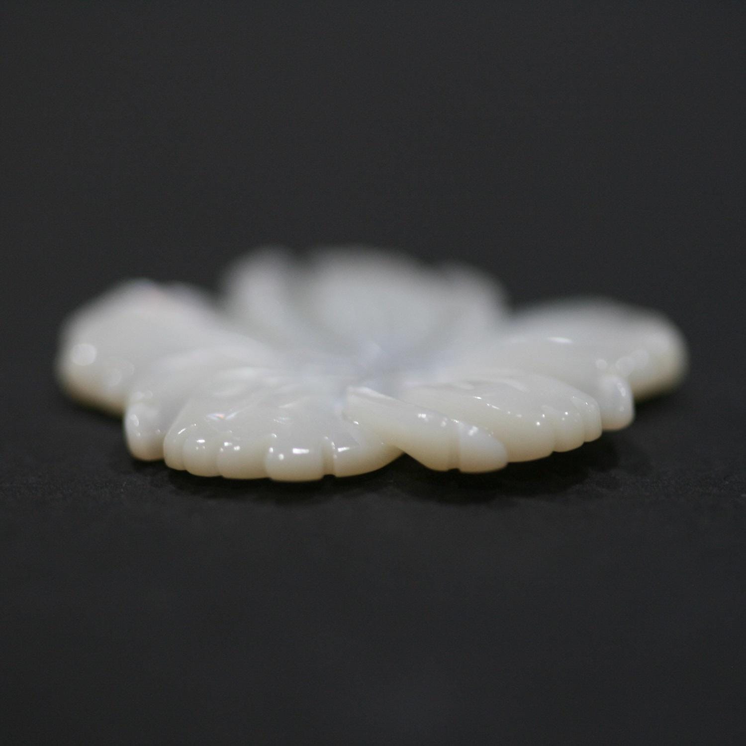 Pendentif en nacre, motif feuille sculptée, 25 mm (1 paire). Réf. 14839