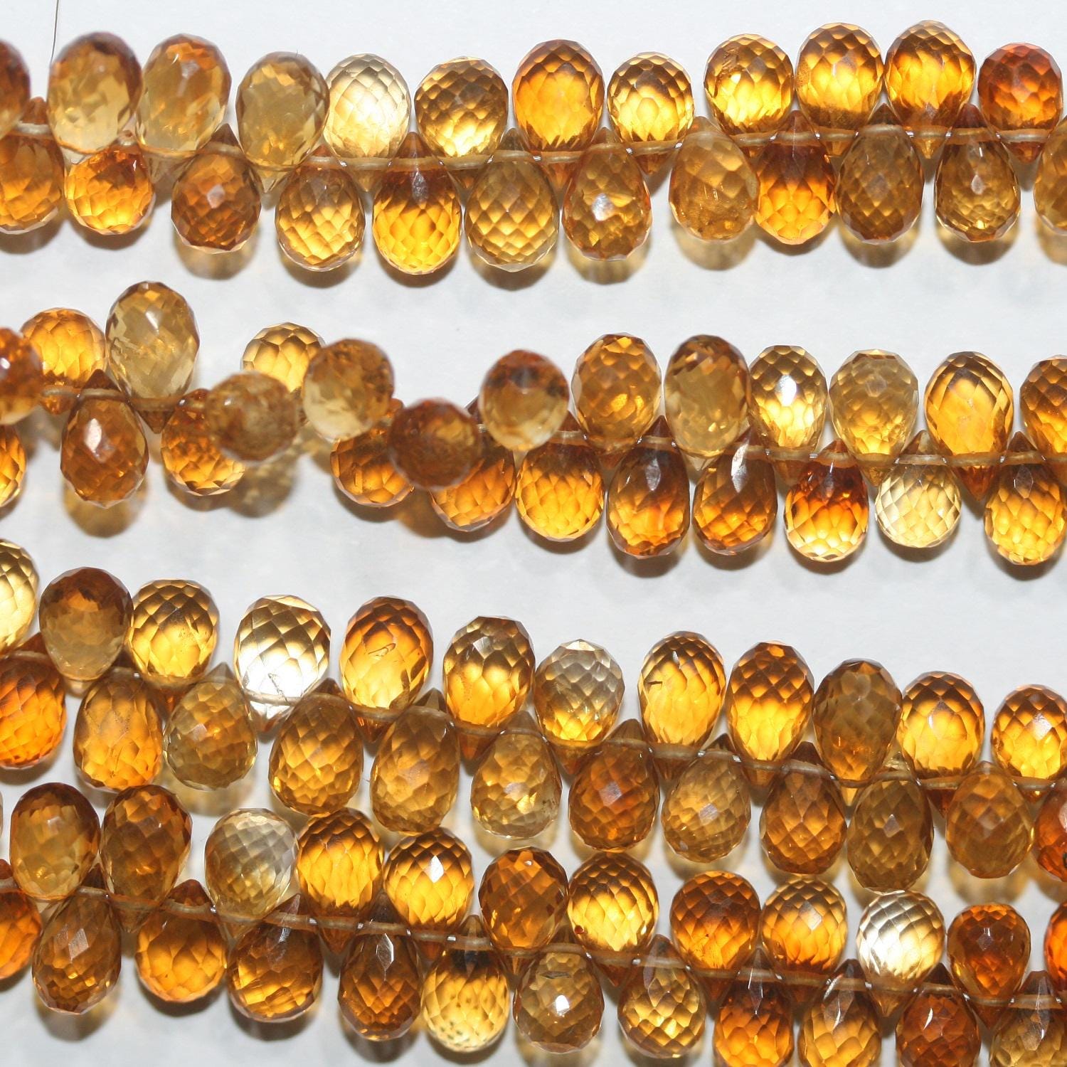 Perles en citrine St de taille dégradée, en forme de goutte, à facettes, de 7,5 x 4,5 mm à 5 x 3,5 mm environ. Longueur du fil : 20 cm. Perles de créateur en pierres précieuses.