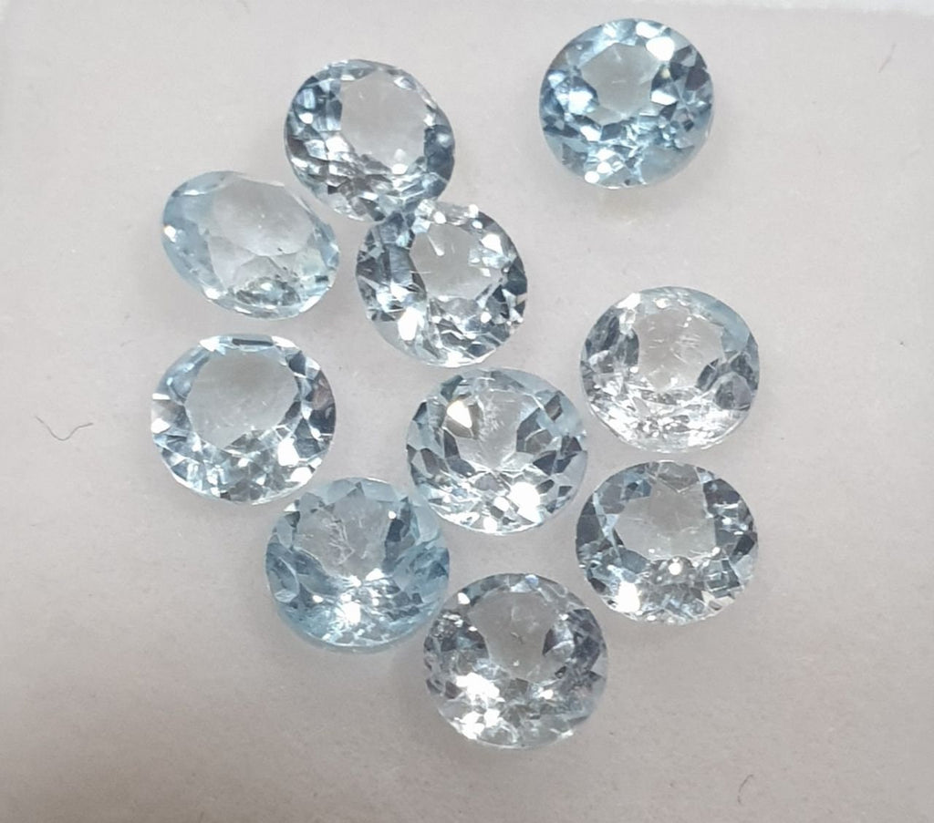 Lote de 10 topacios azul cielo facetados de corte brillante redondo de 4 mm. Gemas naturales a precios de mayorista.