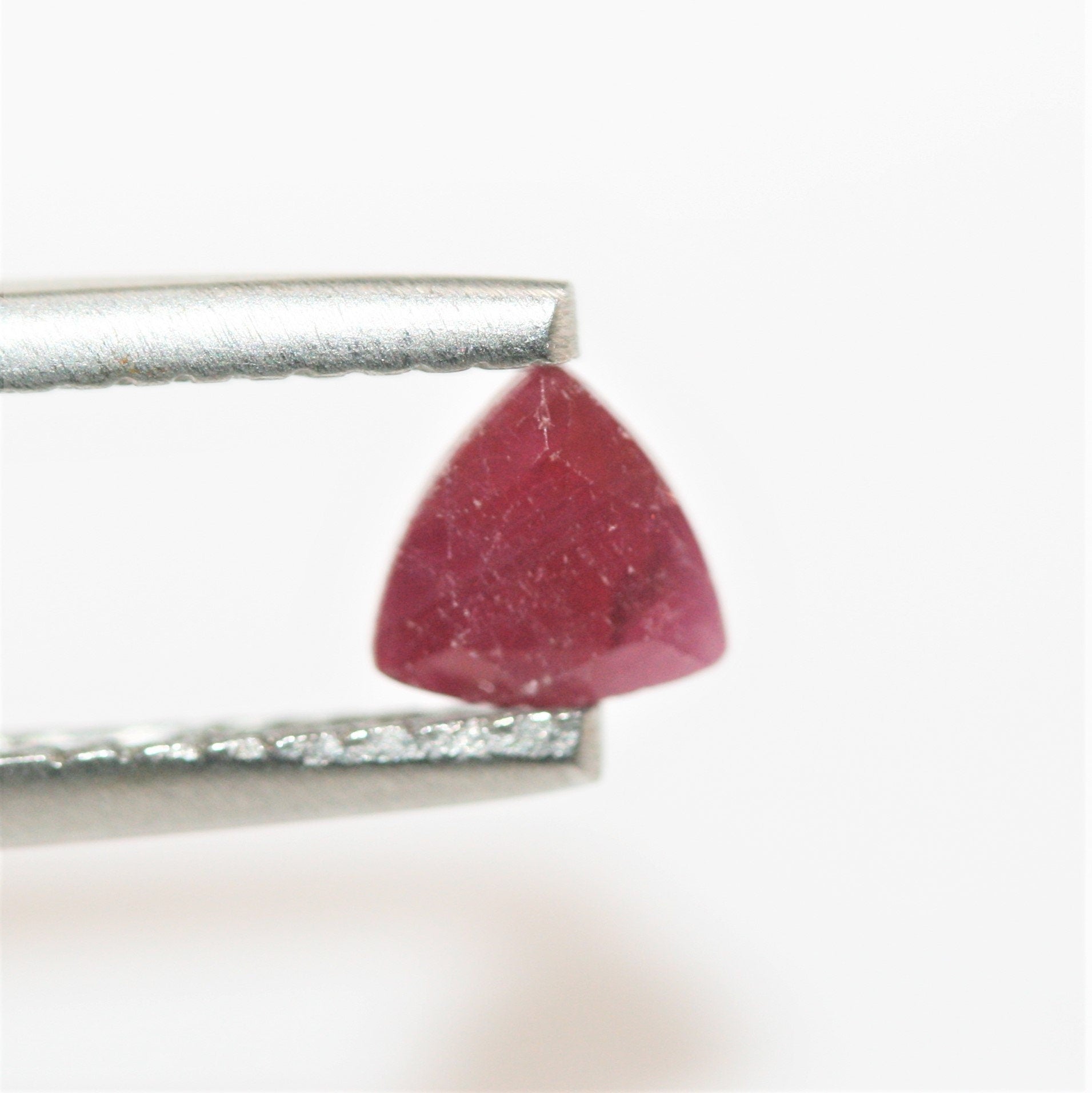 Lot de 4 rubis facettés taille trillion de 5 mm - Pierres précieuses en vrac - Prix de gros - Gemmes naturelles