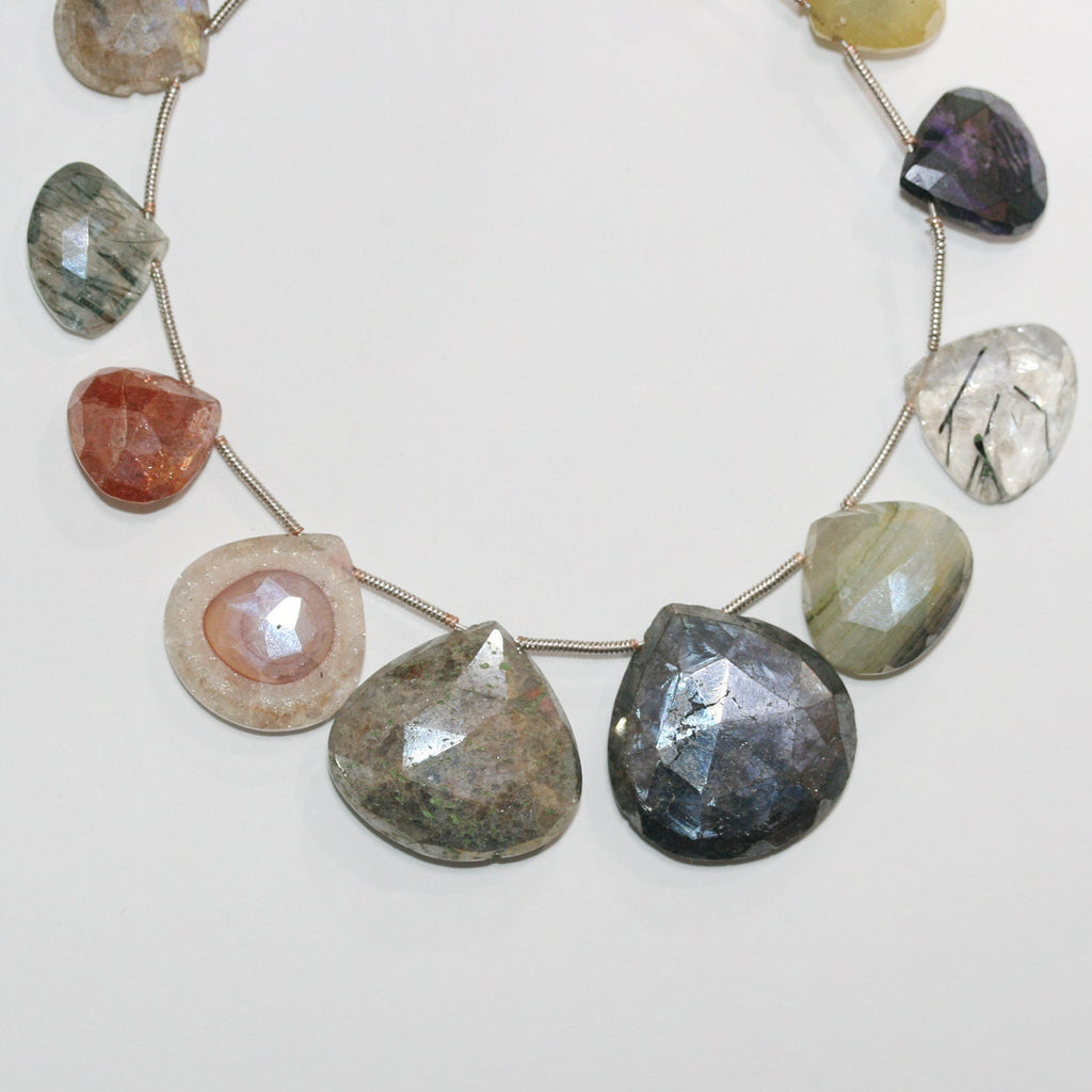 Perles en forme de goutte à facettes dégradées, 8" St Multi Stone, 15-24 mm. Longueur du fil : environ 20 cm.