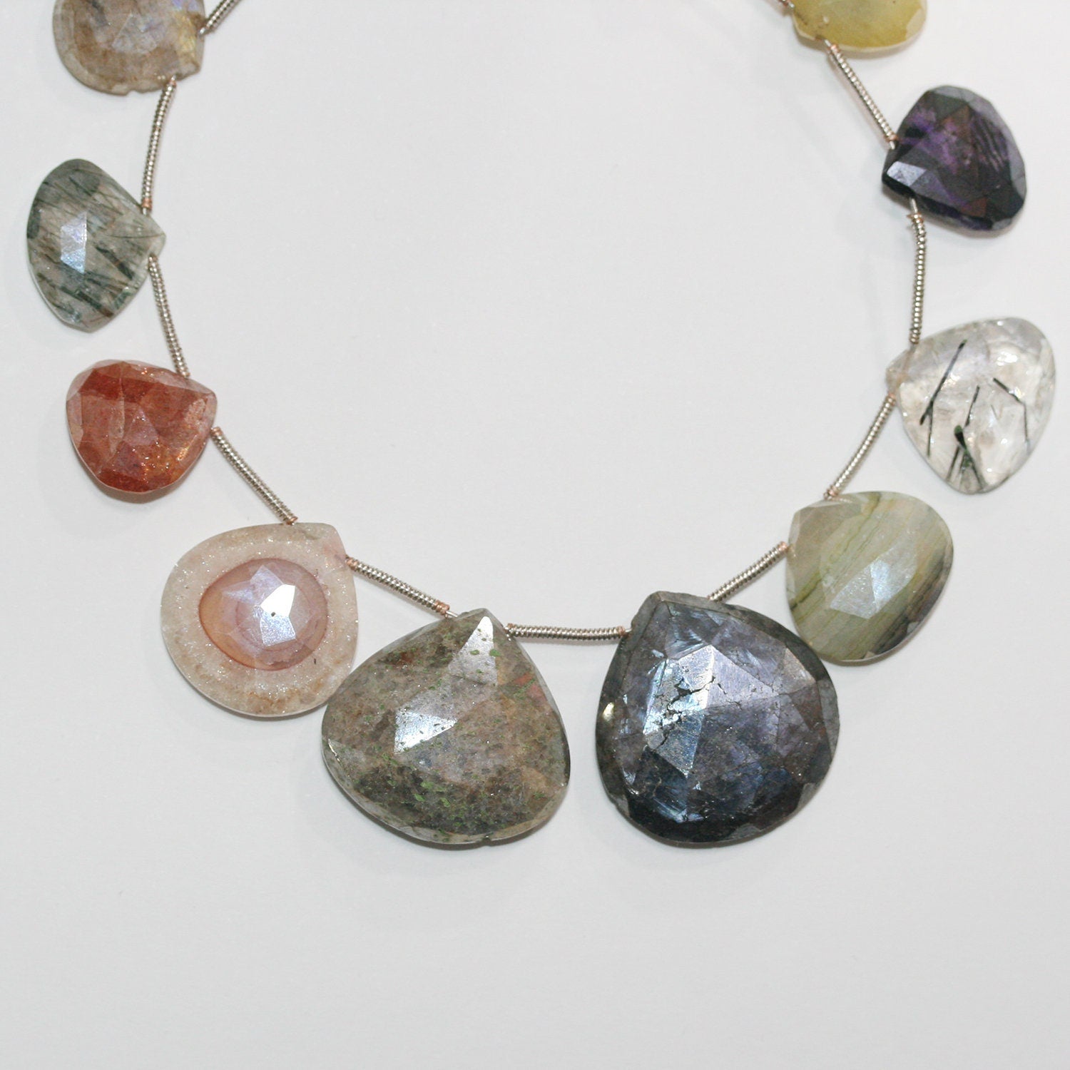 Perles en forme de goutte à facettes dégradées, 8" St Multi Stone, 15-24 mm. Longueur du fil : environ 20 cm.