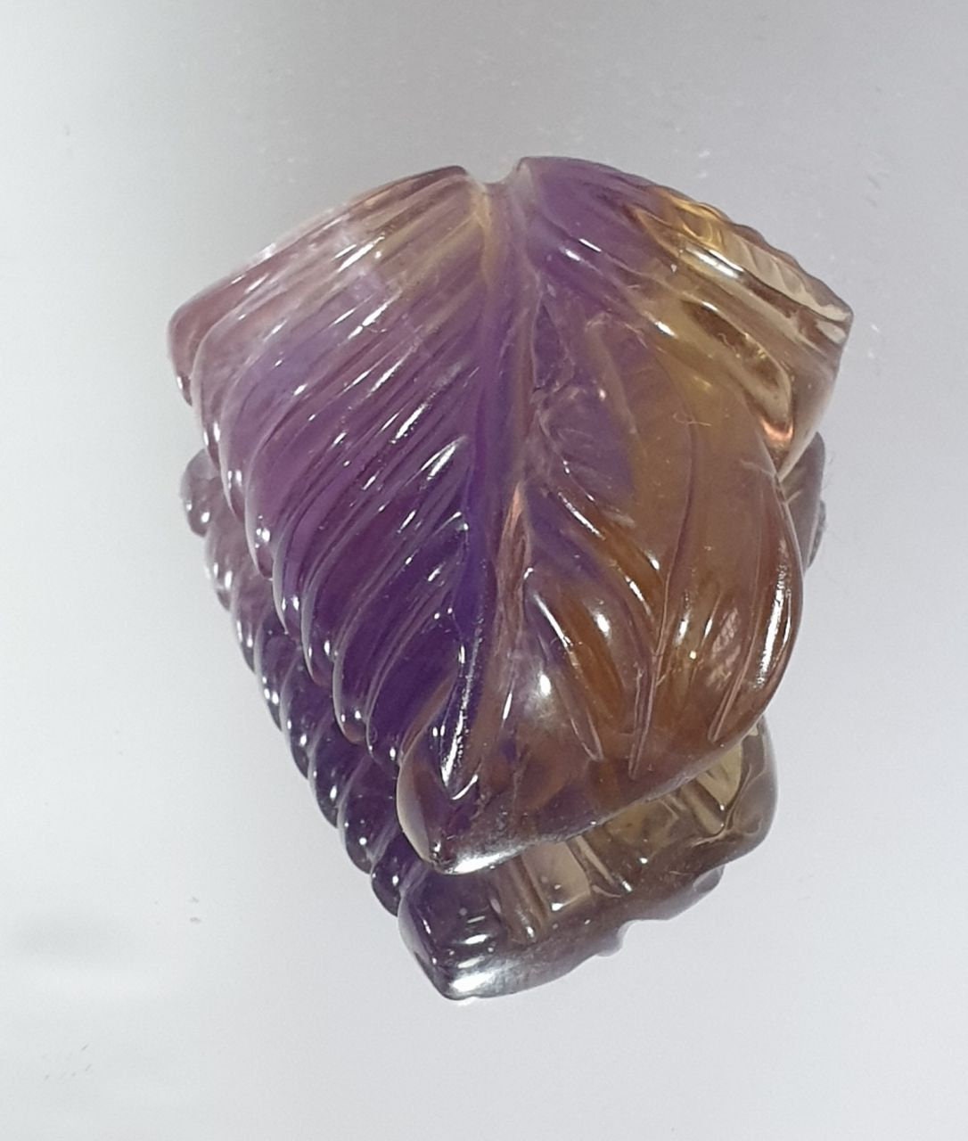 Ametrino grande de 92,5 cts. Piedra preciosa tallada en forma de hoja con parte trasera plana de 37 x 30,77 x 13 mm. Pieza única.