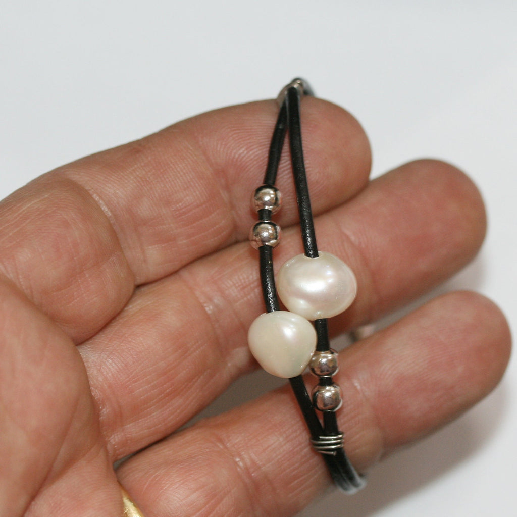 Bracelet en cuir argenté et perles baroques - Longueur 20 cm