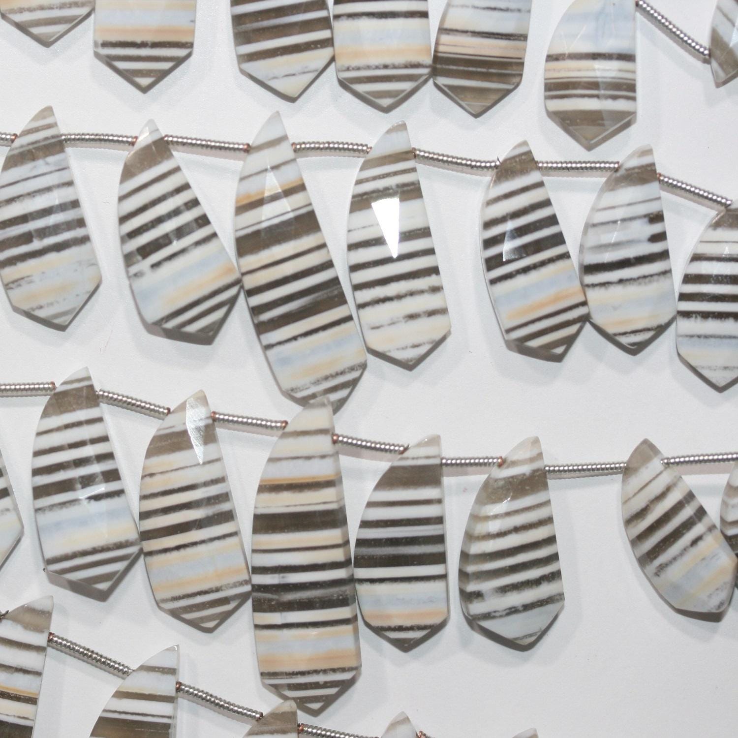 Cuentas de ópalo azul de 8" con facetas degradadas, 32 x 10 mm (aprox.) - 13,5 x 8 mm (tira de 20 cm). Artículo 14949